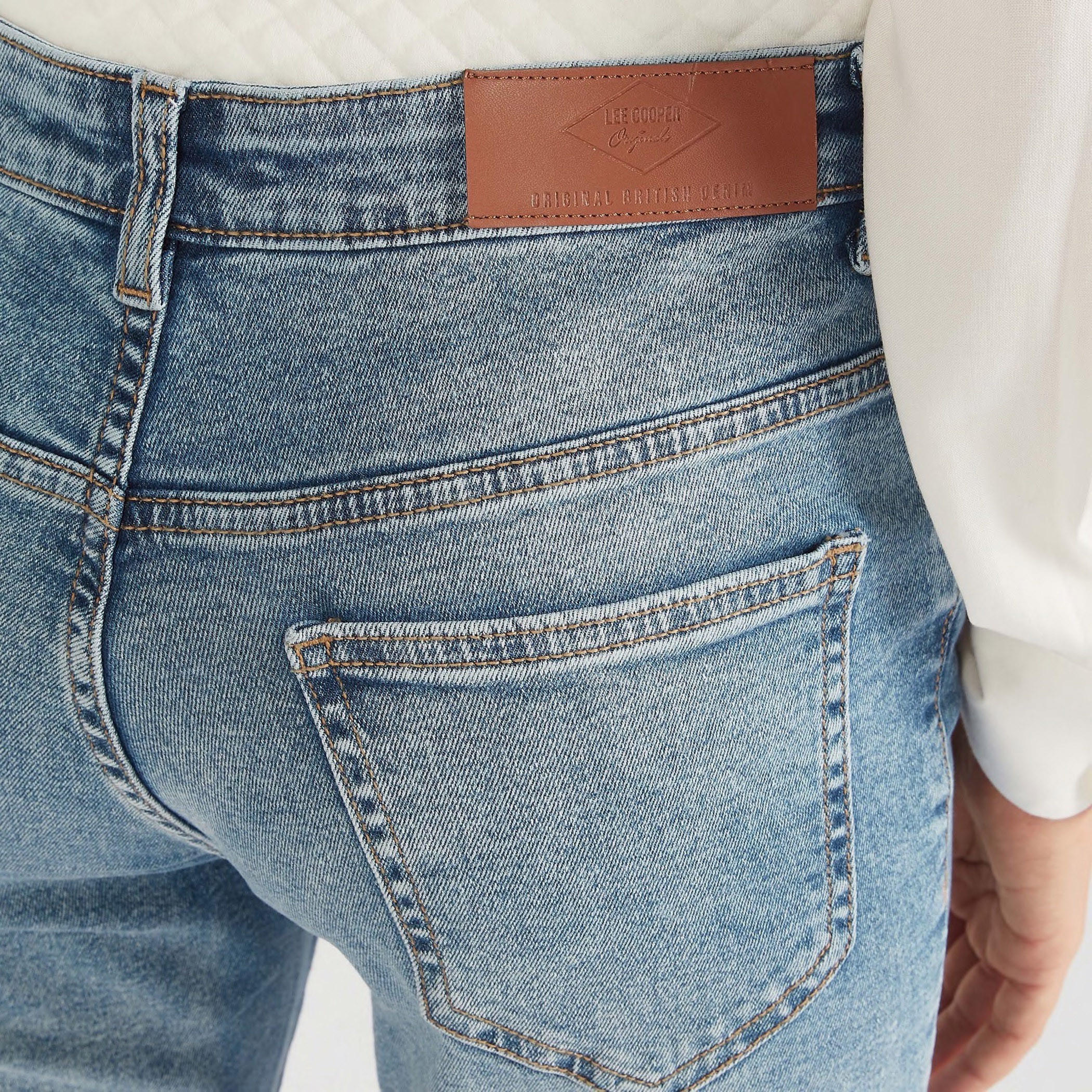 بنطلون جينز بجيوب وخصر متوسّط الارتفاع وفتحات أماميّة من لي كوبر-women-clothing-bottoms-jeans-image-5