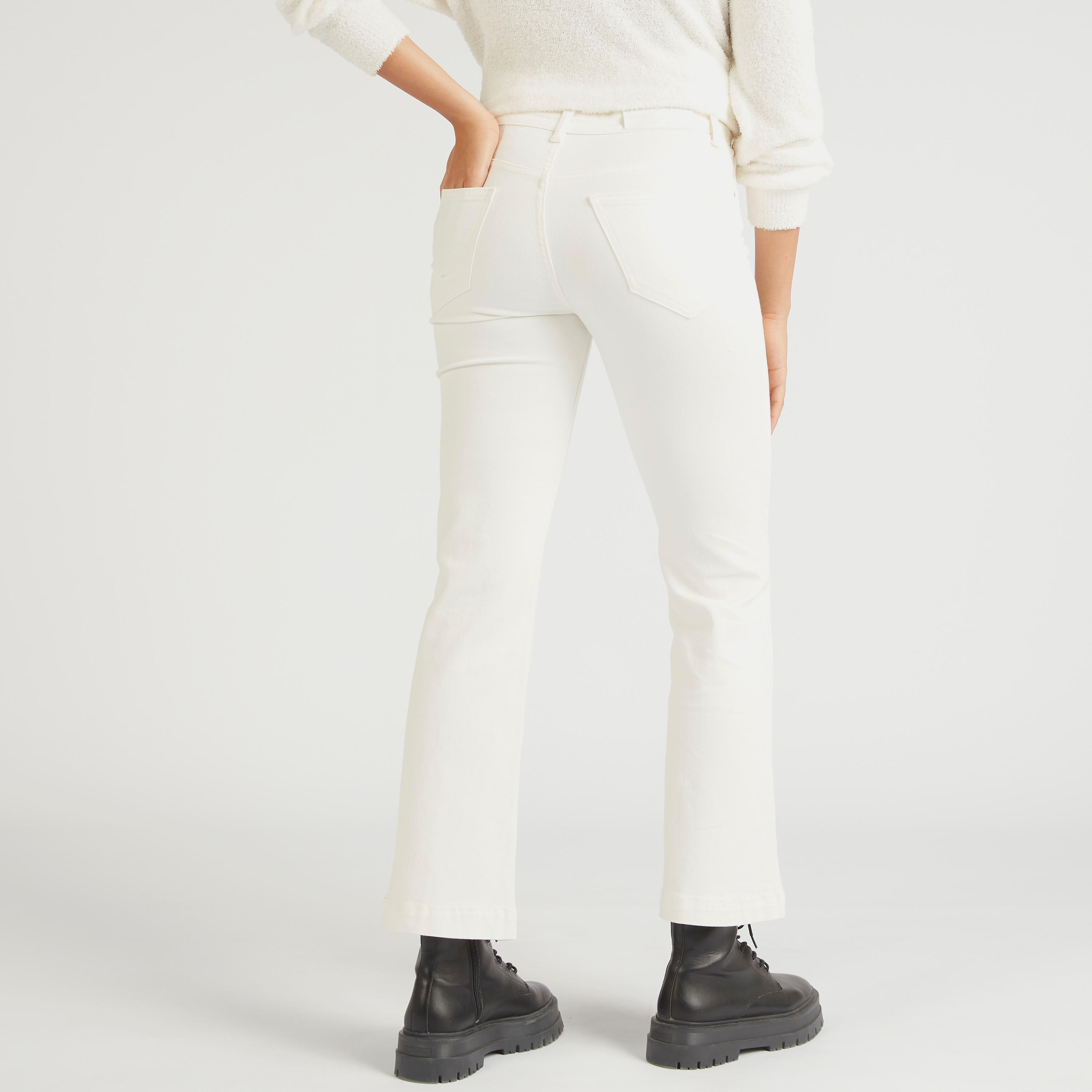 بنطلون جينز دينم بجيوب وخصر متوسّط الارتفاع وفتحة أمامية وزر إغلاق من لي كوبر-women-clothing-bottoms-jeans-image-4