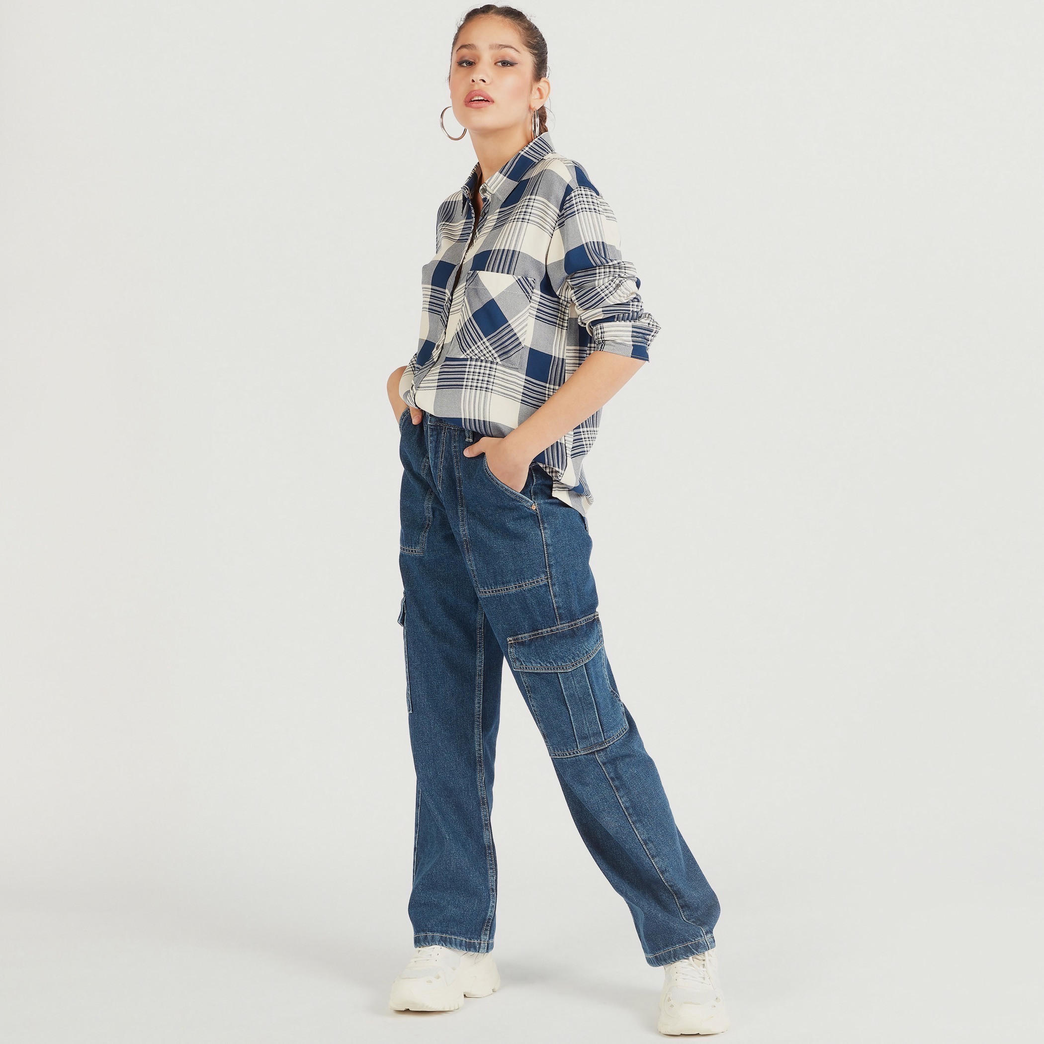 بنطلون جينز كارجو دنيم بزر إغلاق من لي كوبر-women-clothing-bottoms-jeans-image-3