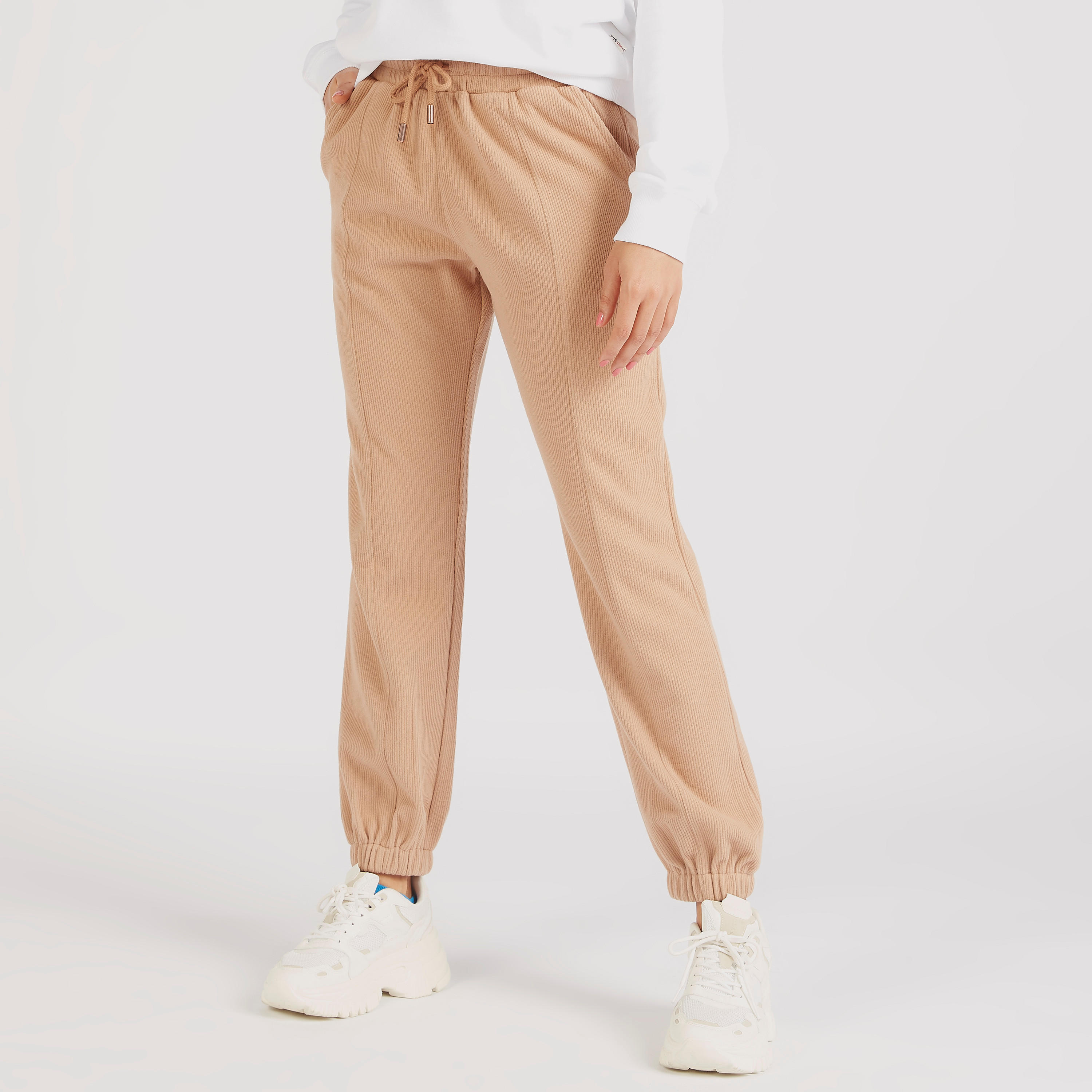 بنطلون رياضي بارز المملمس بخصر متوسّط الارتفاع ورباط إغلاق وجيوب من لي كوبر-women-clothing-bottoms-joggers-image-1