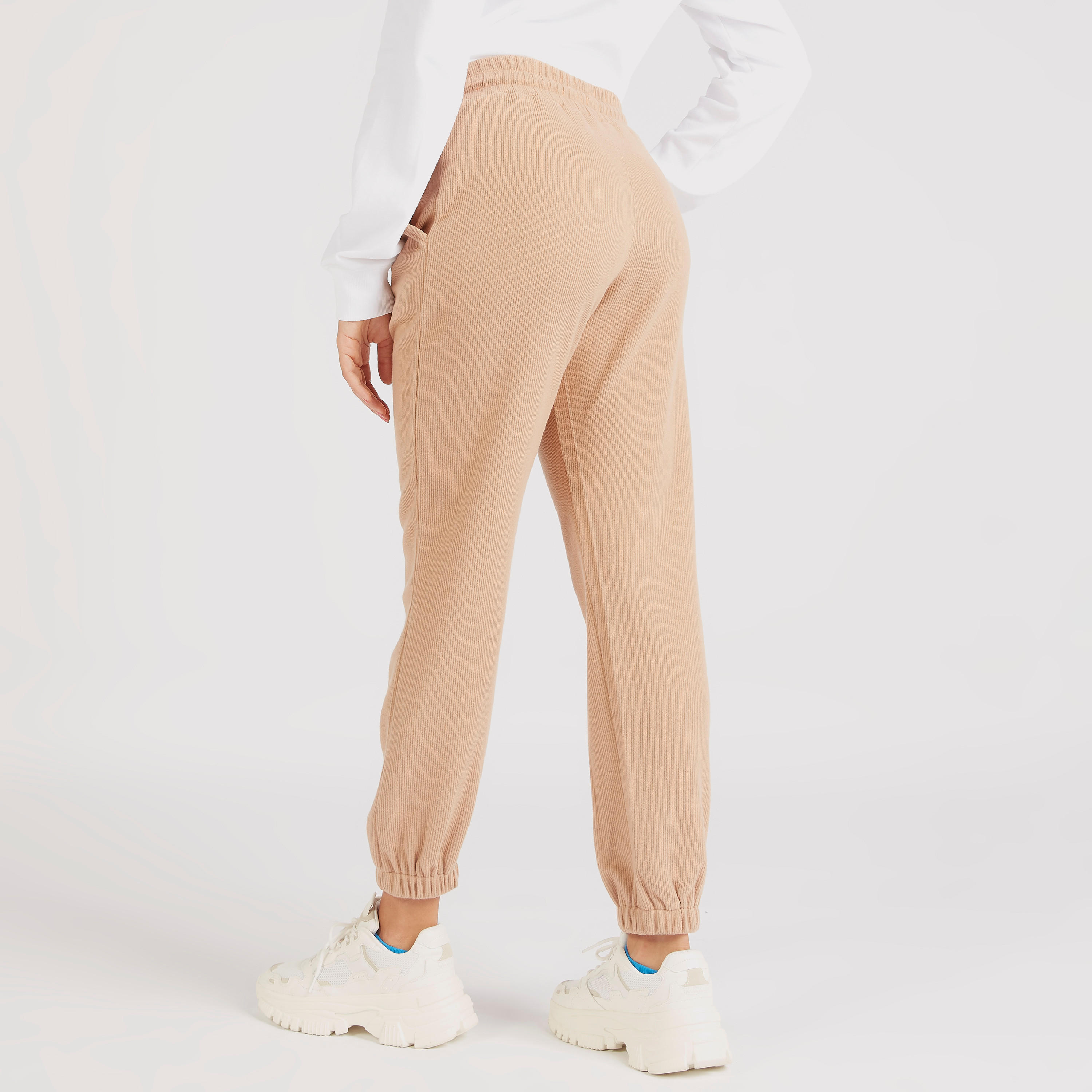 بنطلون رياضي بارز المملمس بخصر متوسّط الارتفاع ورباط إغلاق وجيوب من لي كوبر-women-clothing-bottoms-joggers-image-4