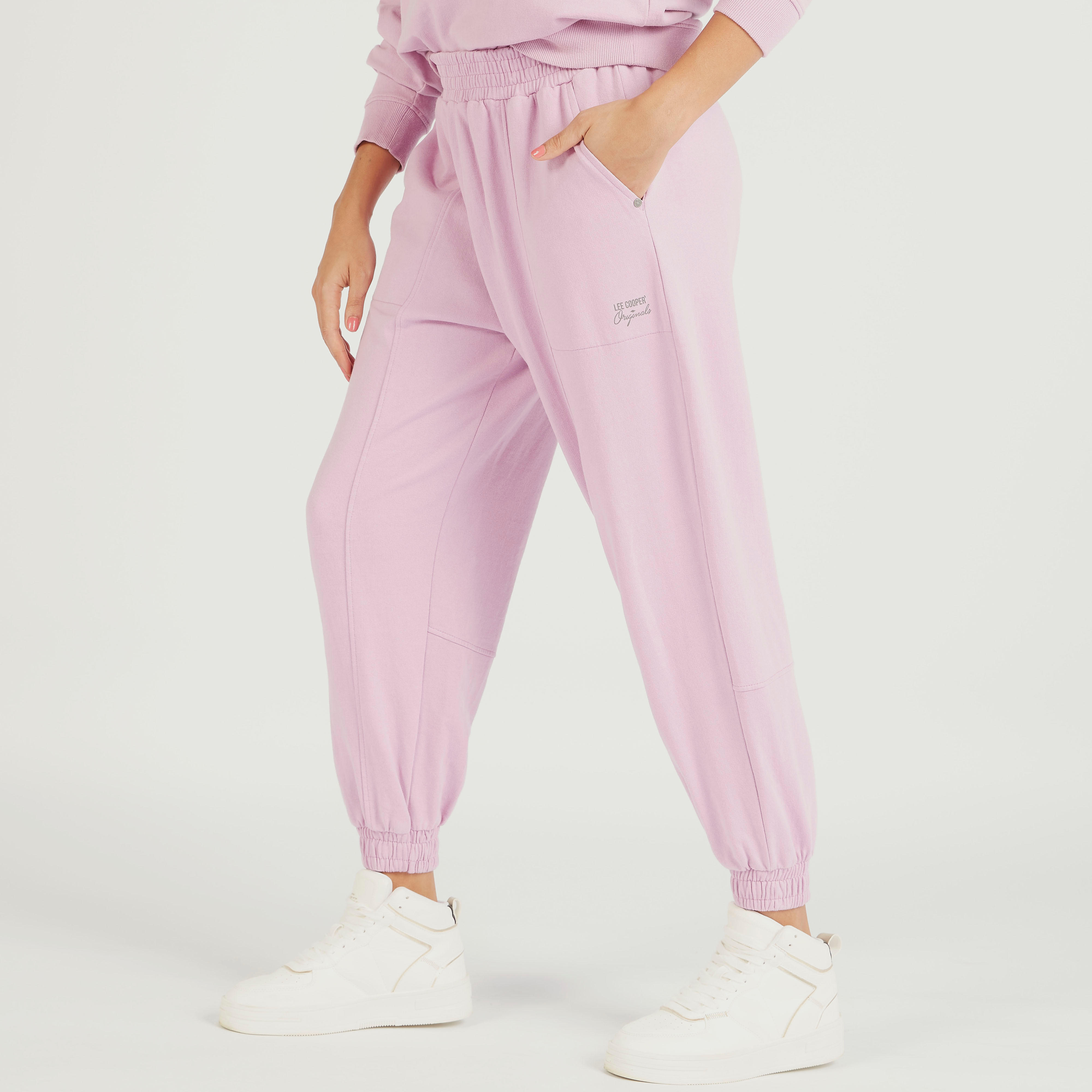 بنطلون رياضي بخصر مطاطي متوسط الارتفاع وجيوب-women-clothing-bottoms-joggers-image-4