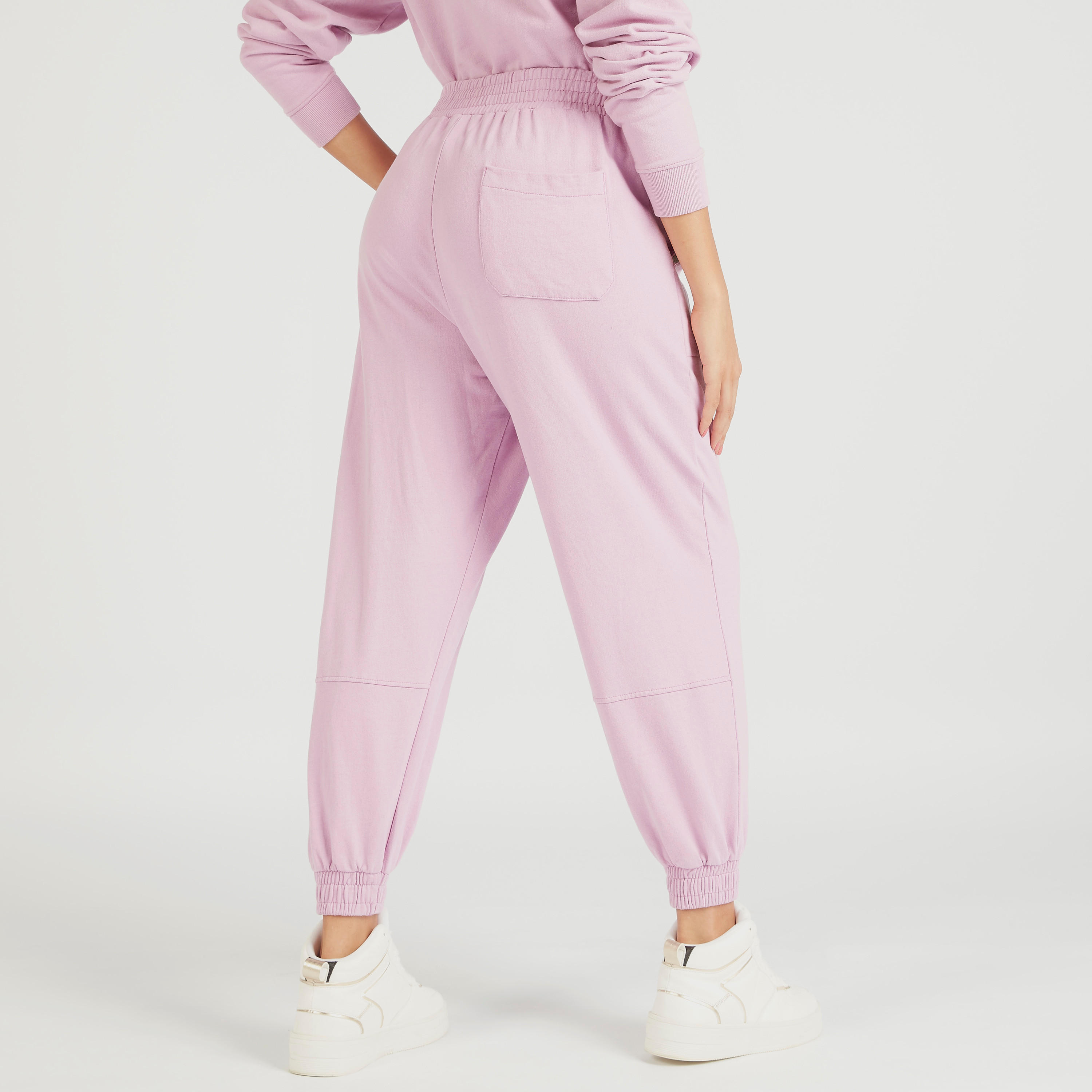 بنطلون رياضي بخصر مطاطي متوسط الارتفاع وجيوب-women-clothing-bottoms-joggers-image-1
