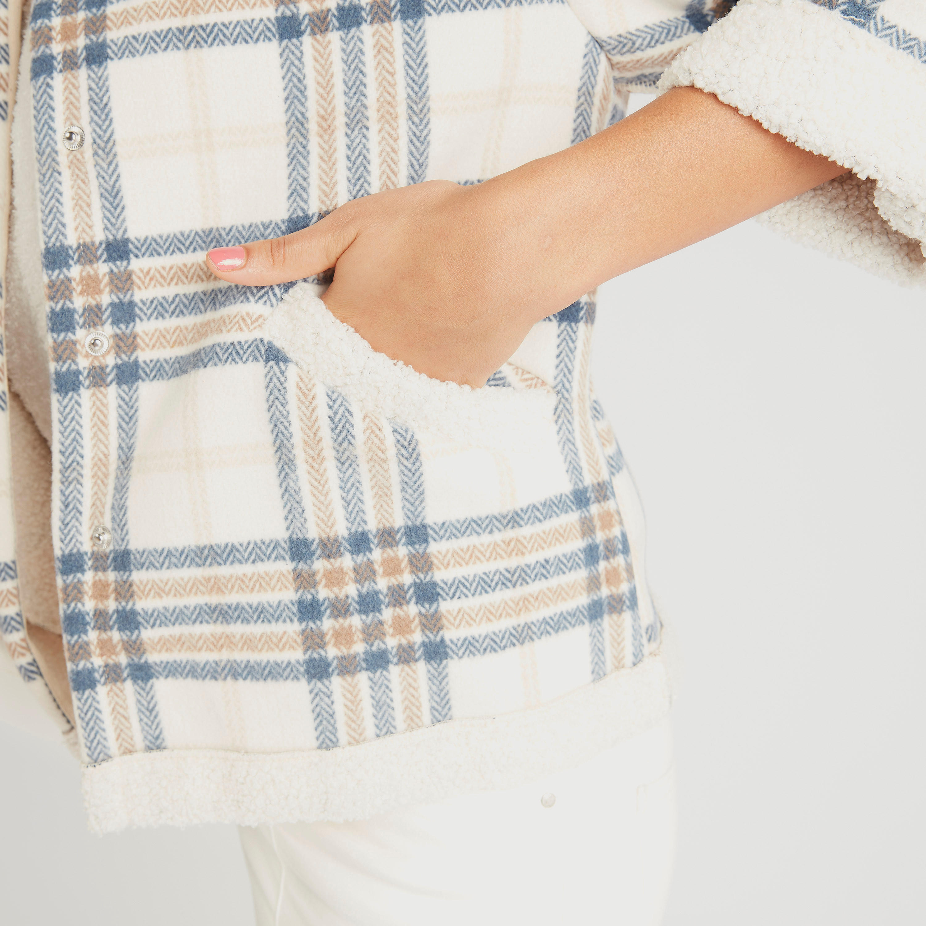 جاكيت كاروهات بزر علوي وأكمام طويلة وجيوب من لي كوبر-women-winterwear-coatsandjackets-jackets-image-6