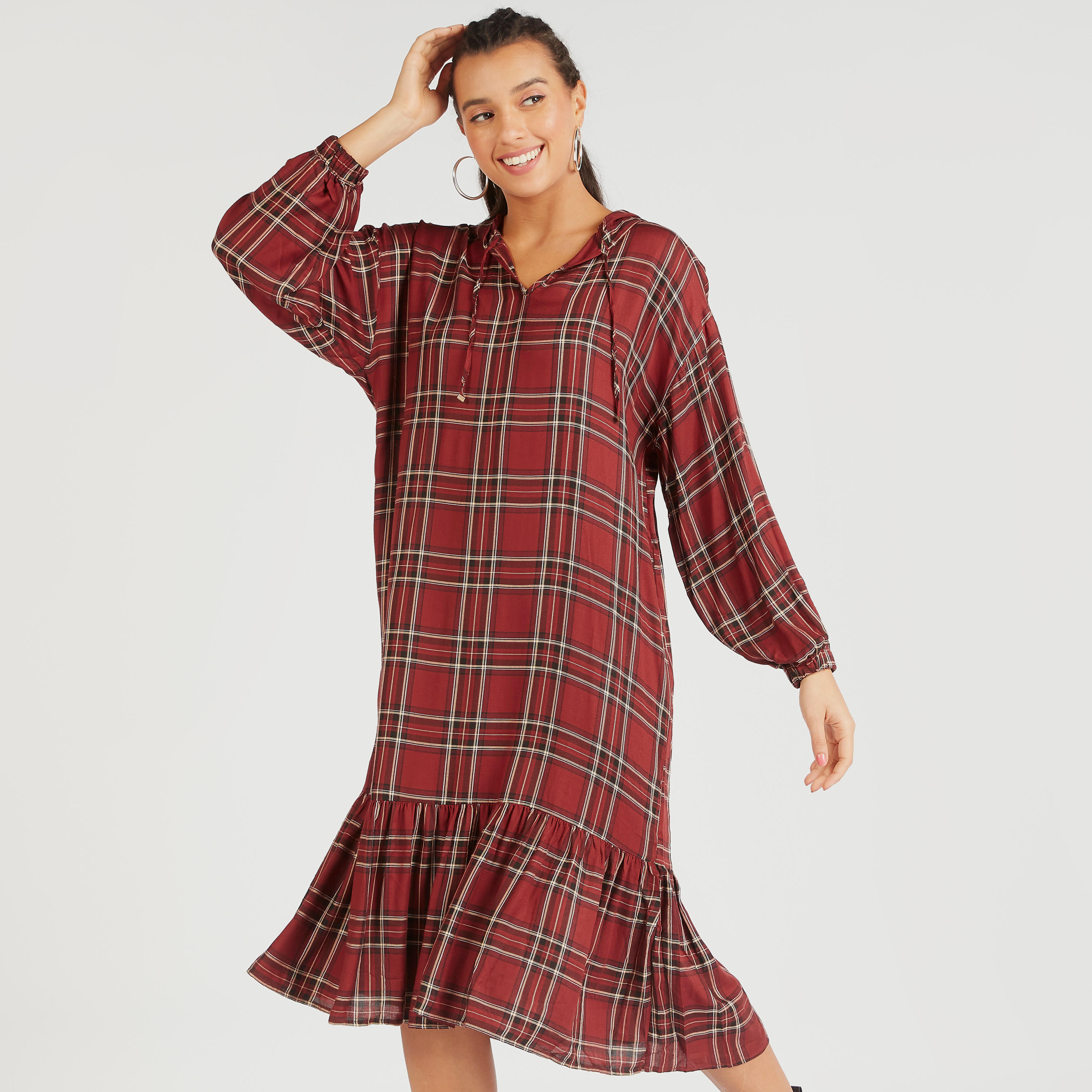 فستان واسع ميدي كاروهات بقبعة وأكمام طويلة من لي كوبر-women-clothing-dresses-image-1