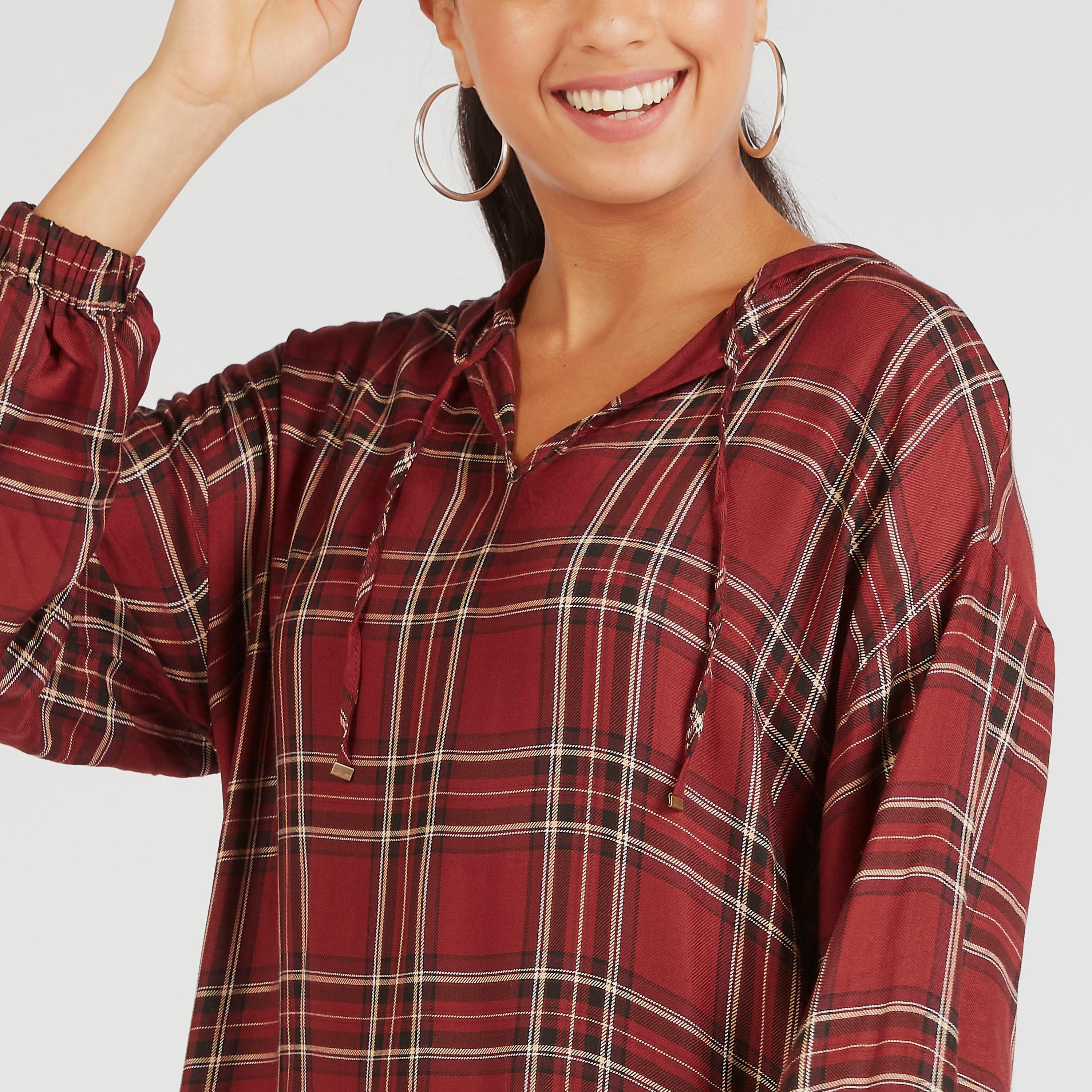فستان واسع ميدي كاروهات بقبعة وأكمام طويلة من لي كوبر-women-clothing-dresses-image-3