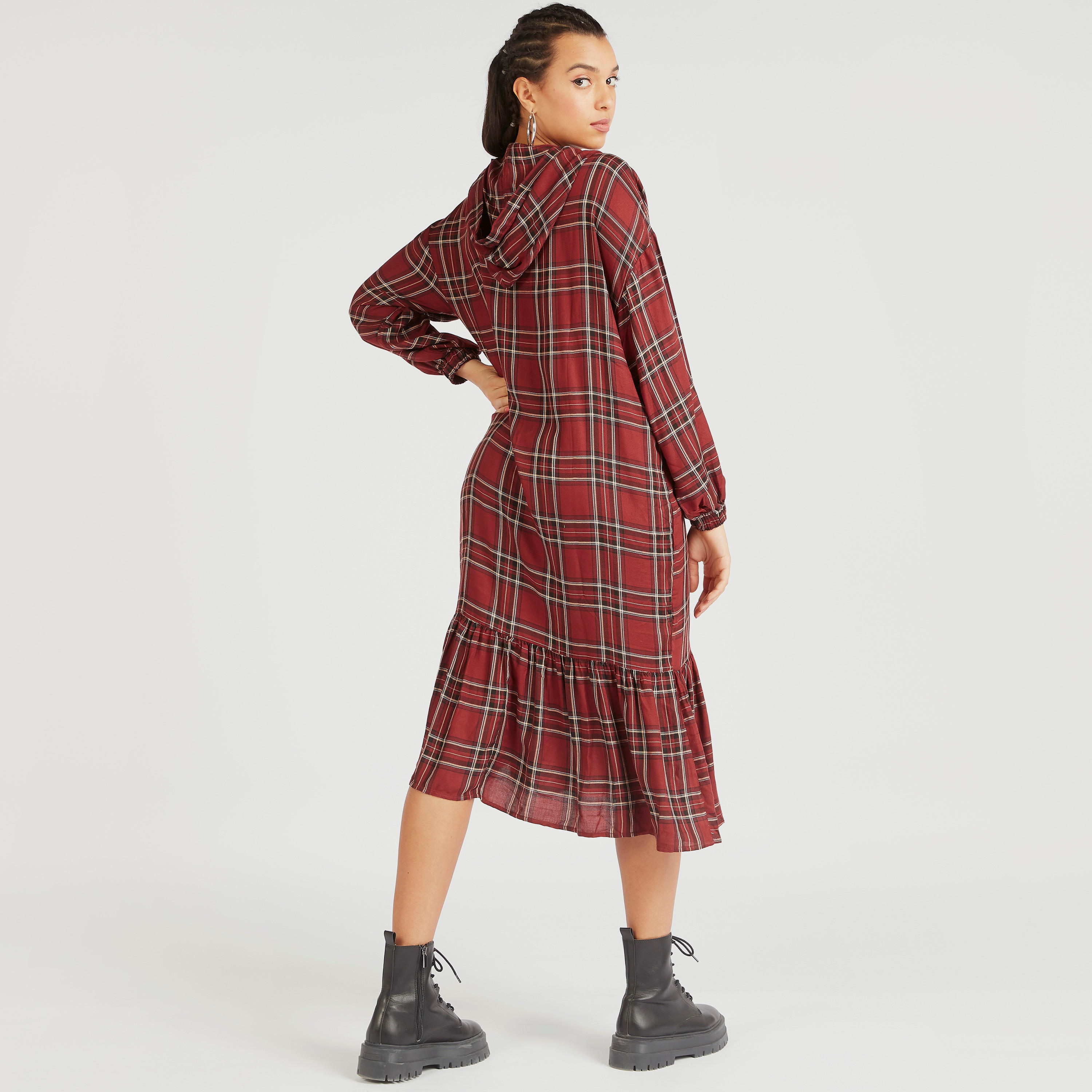 فستان واسع ميدي كاروهات بقبعة وأكمام طويلة من لي كوبر-women-clothing-dresses-image-4