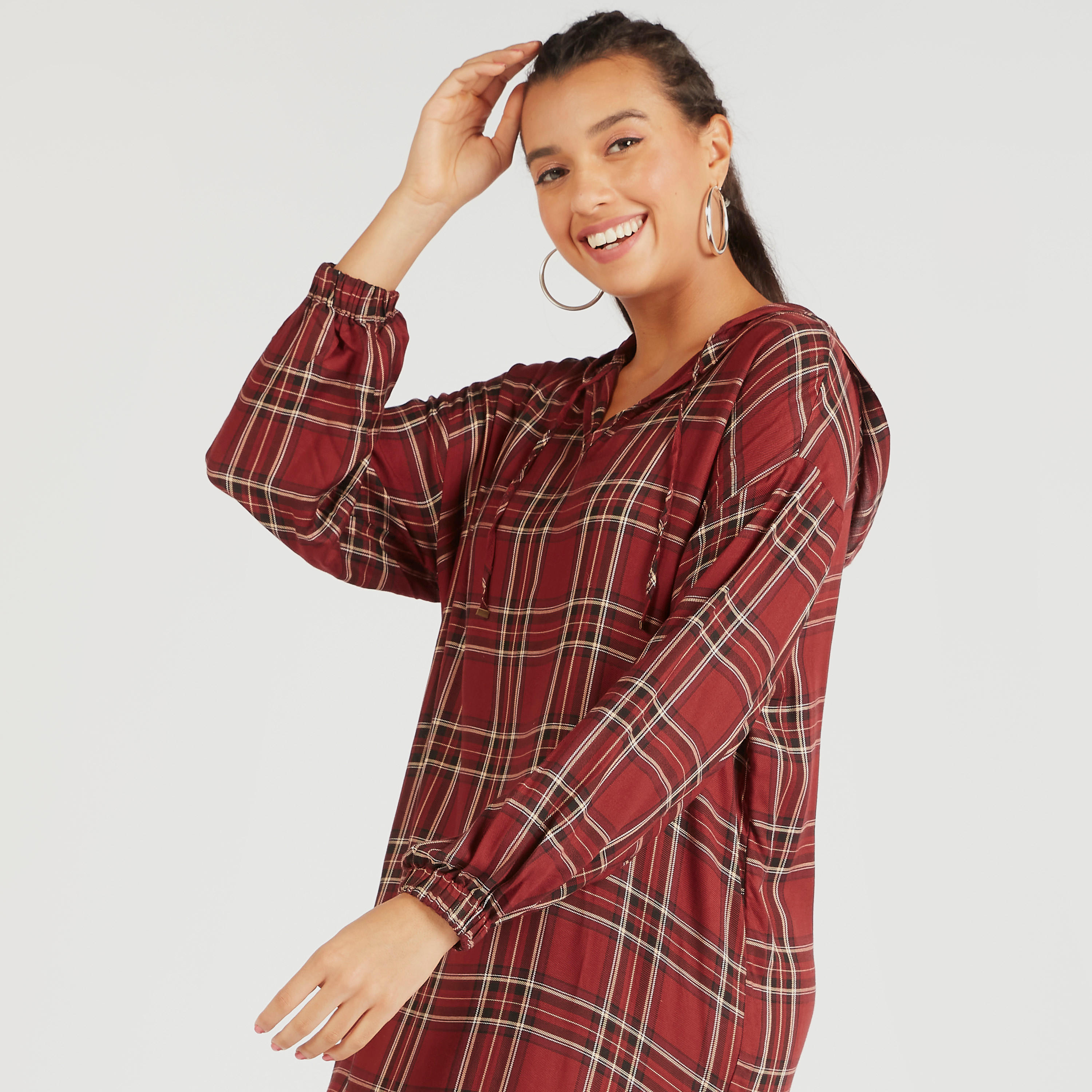 فستان واسع ميدي كاروهات بقبعة وأكمام طويلة من لي كوبر-women-clothing-dresses-image-5