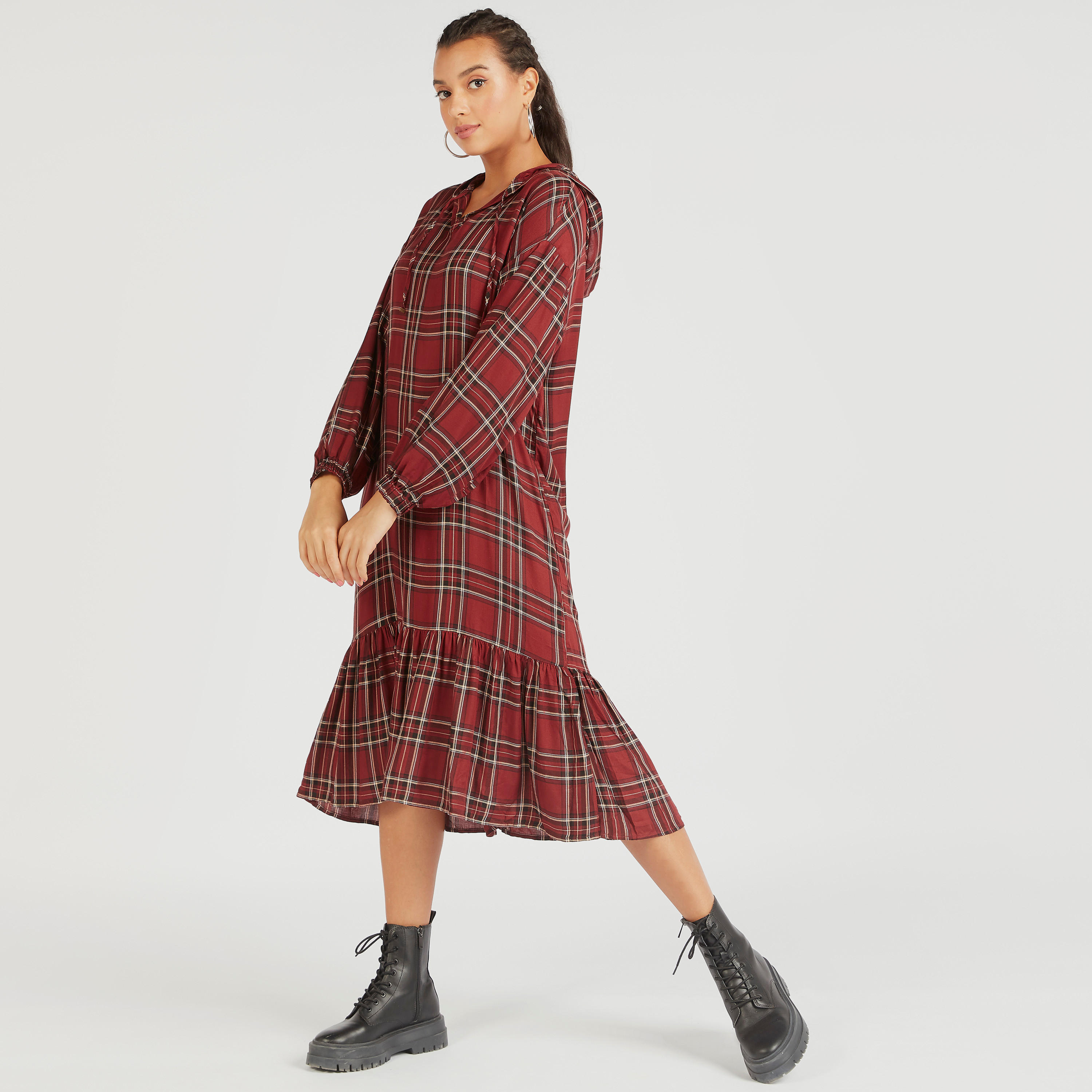 فستان واسع ميدي كاروهات بقبعة وأكمام طويلة من لي كوبر-women-clothing-dresses-image-6