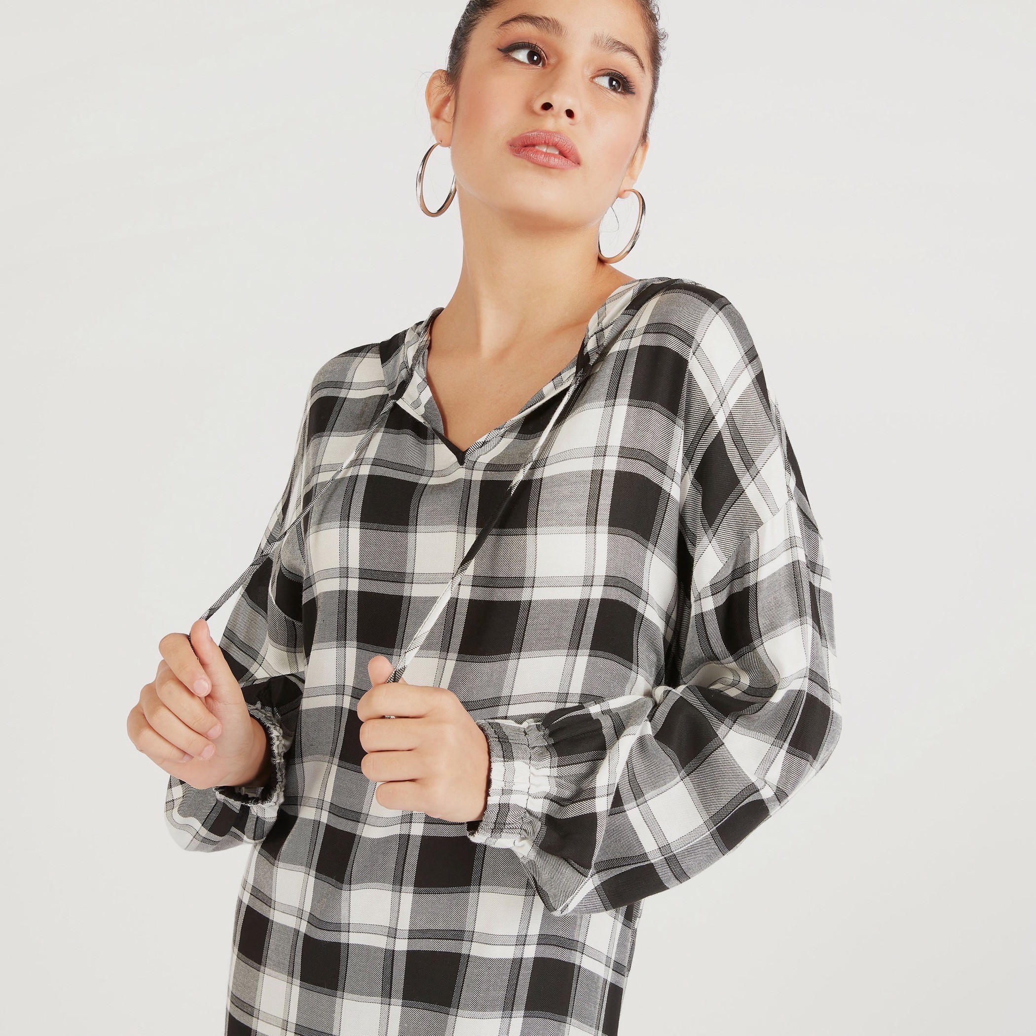 فستان واسع ميدي كاروهات وأكمام طويلة من لي كوبر-women-clothing-dresses-image-3