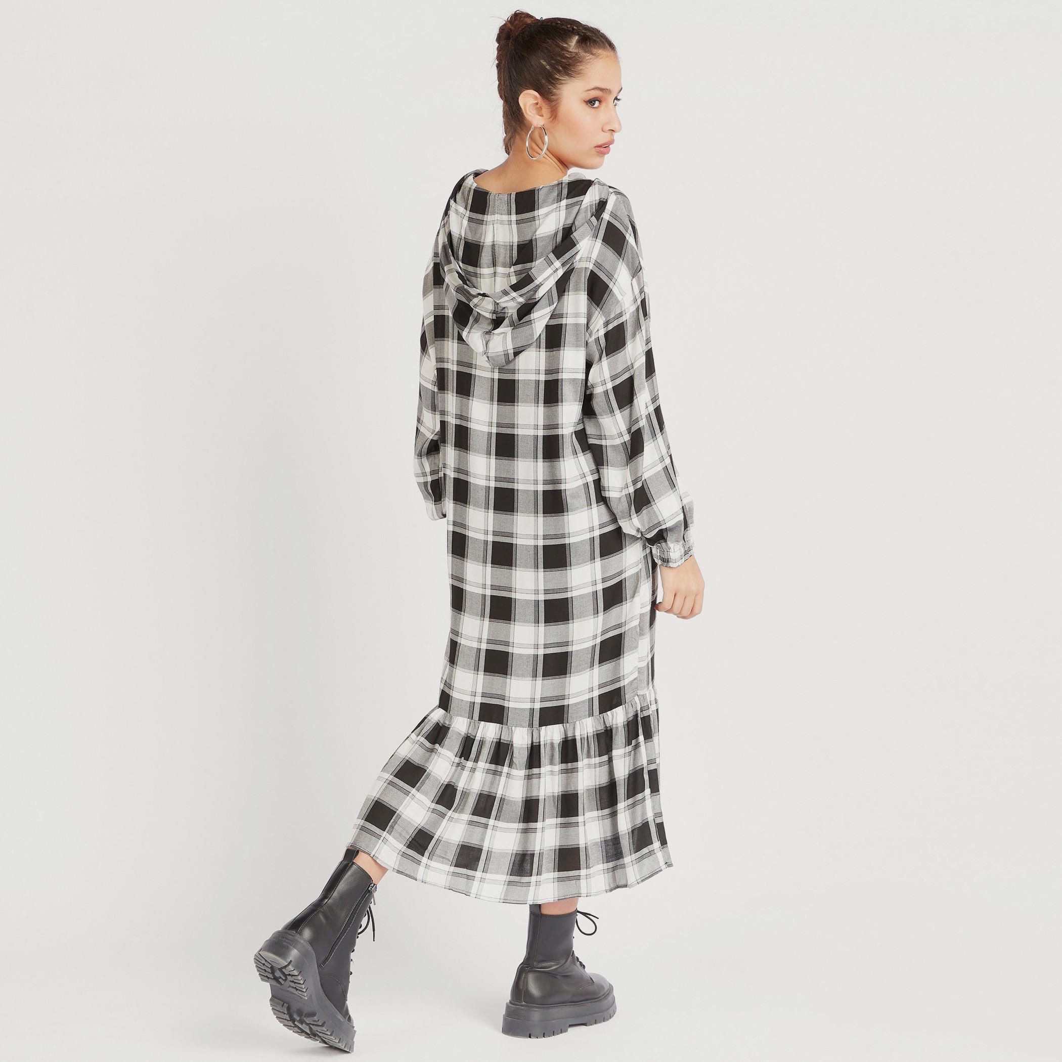فستان واسع ميدي كاروهات وأكمام طويلة من لي كوبر-women-clothing-dresses-image-4