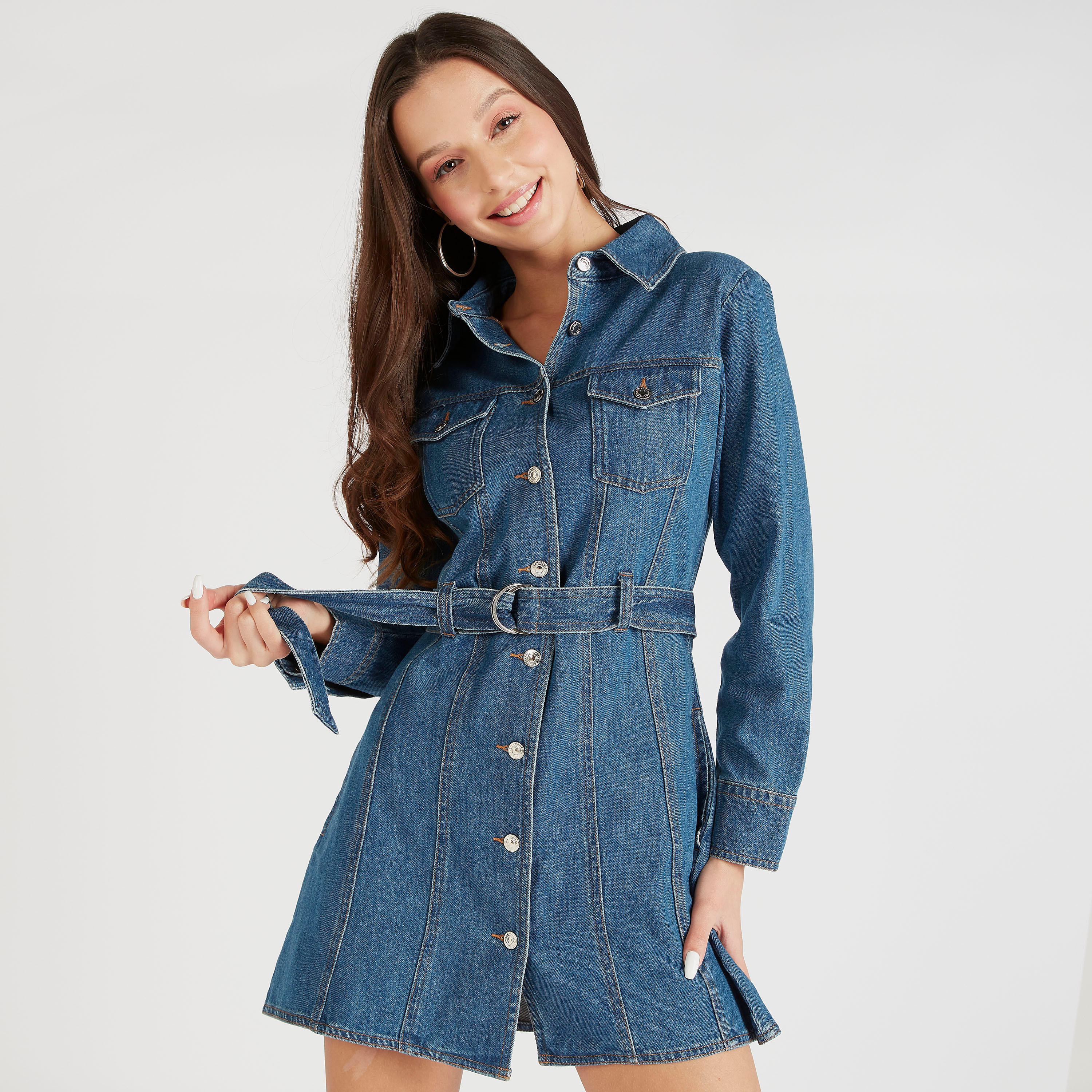 فستان قميص دنيم قصير بحزام من لي كوبر-women-clothing-dresses-image-1
