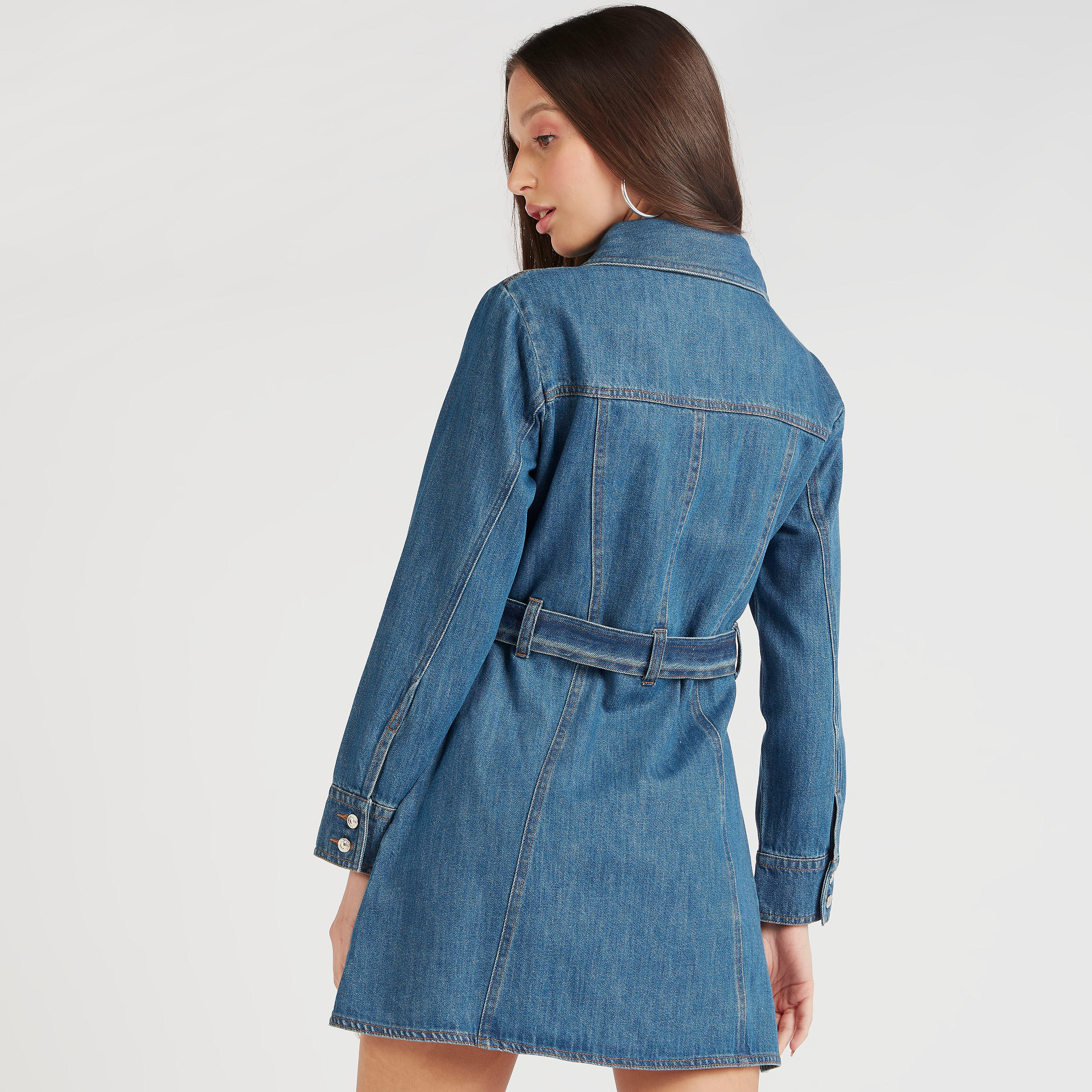 فستان قميص دنيم قصير بحزام من لي كوبر-women-clothing-dresses-image-4