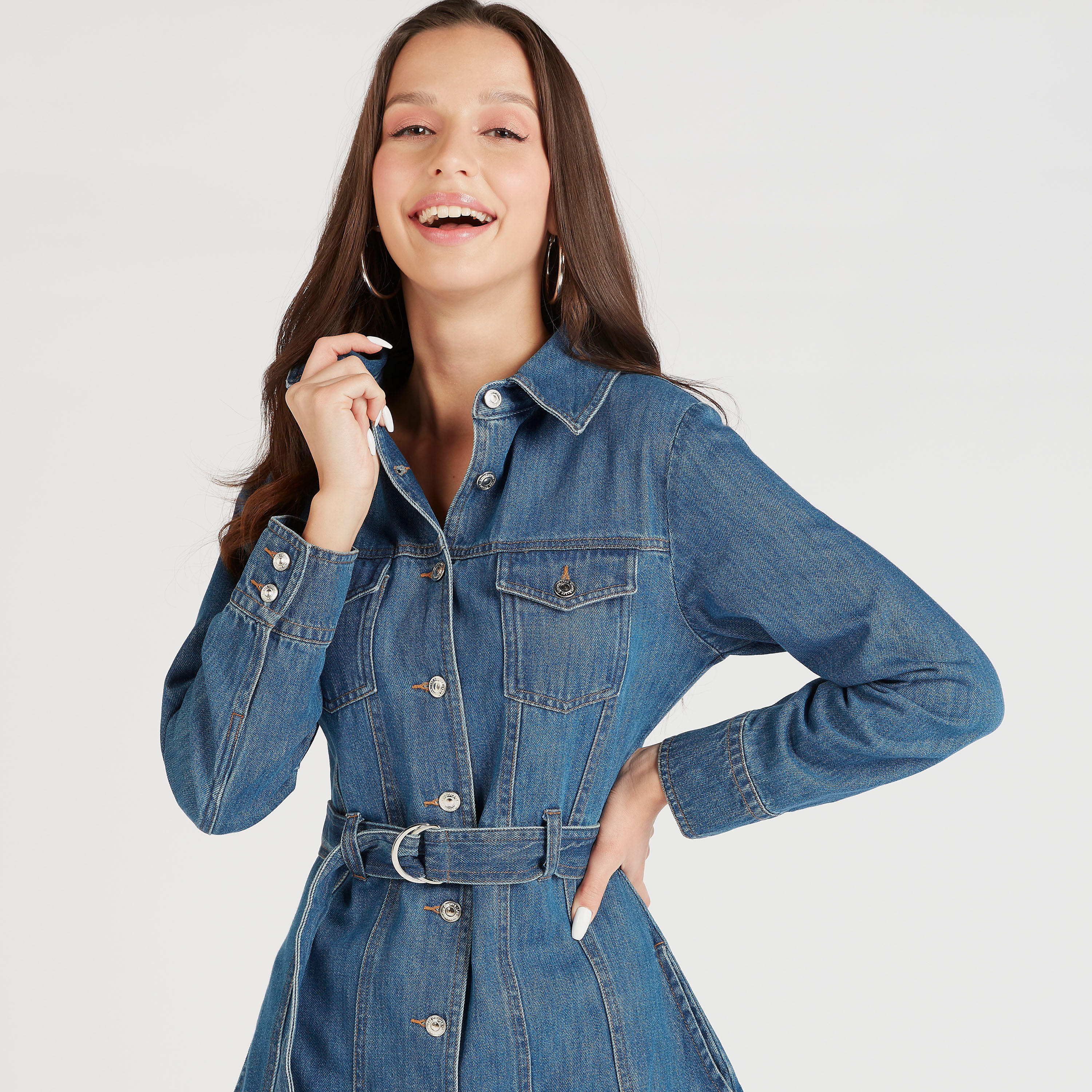 فستان قميص دنيم قصير بحزام من لي كوبر-women-clothing-dresses-image-5