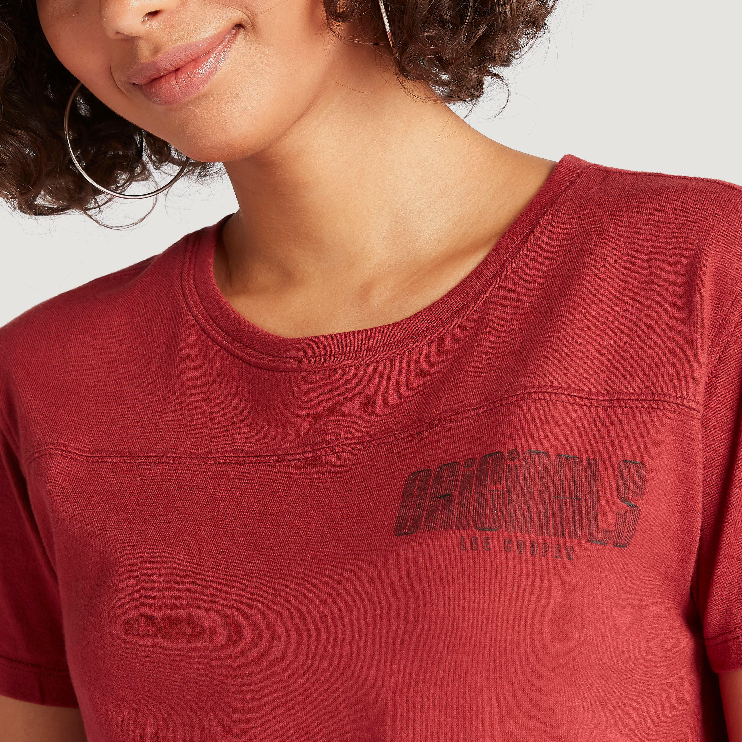 تيشيرت بياقة مستديرة وأكمام قصيرة وطبعات من لي كوبر-women-clothing-tshirts-image-3