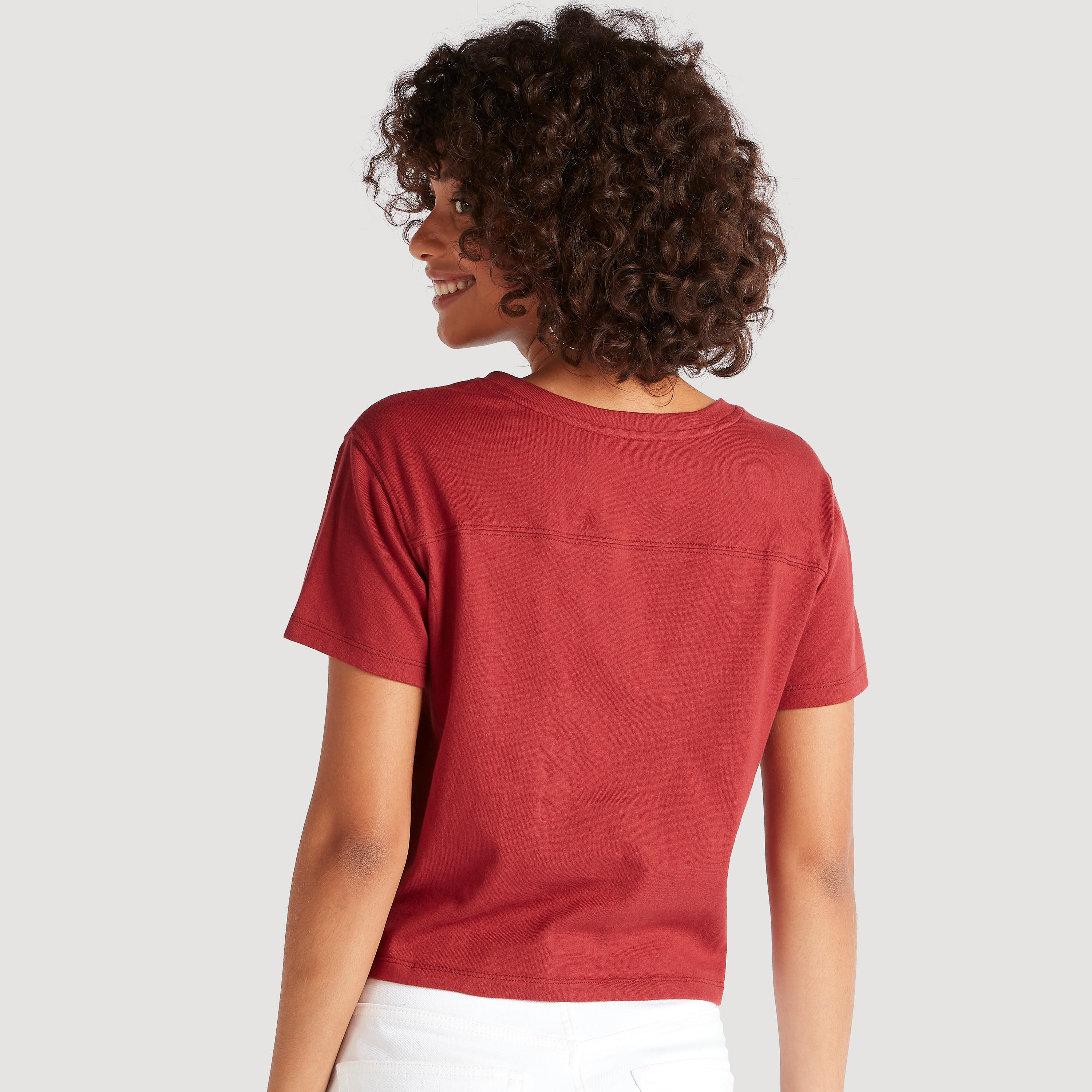 تيشيرت بياقة مستديرة وأكمام قصيرة وطبعات من لي كوبر-women-clothing-tshirts-image-4