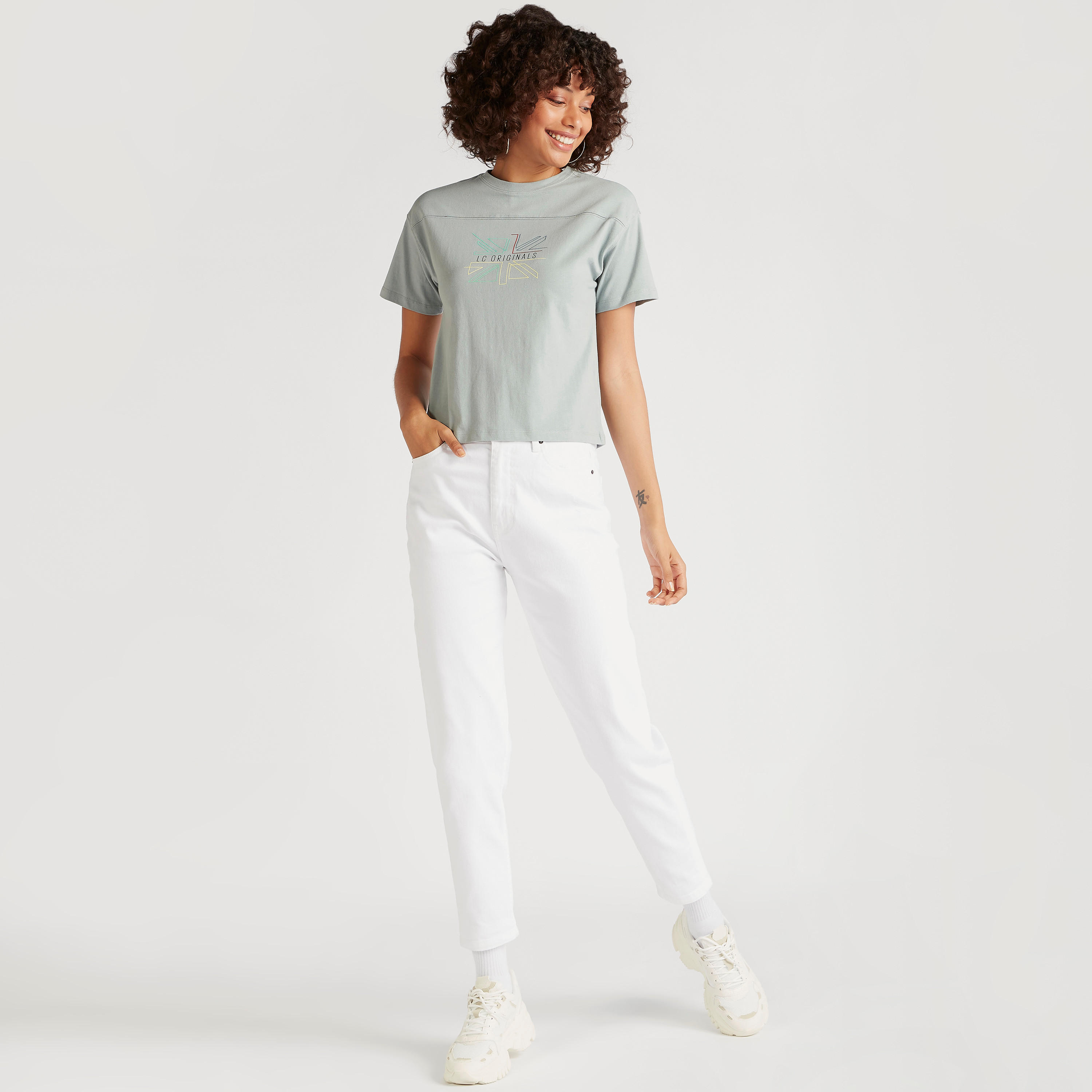 تيشيرت بياقة ضيّقة وأكمام قصيرة وطبعات من لي كوبر-women-clothing-tshirts-image-2