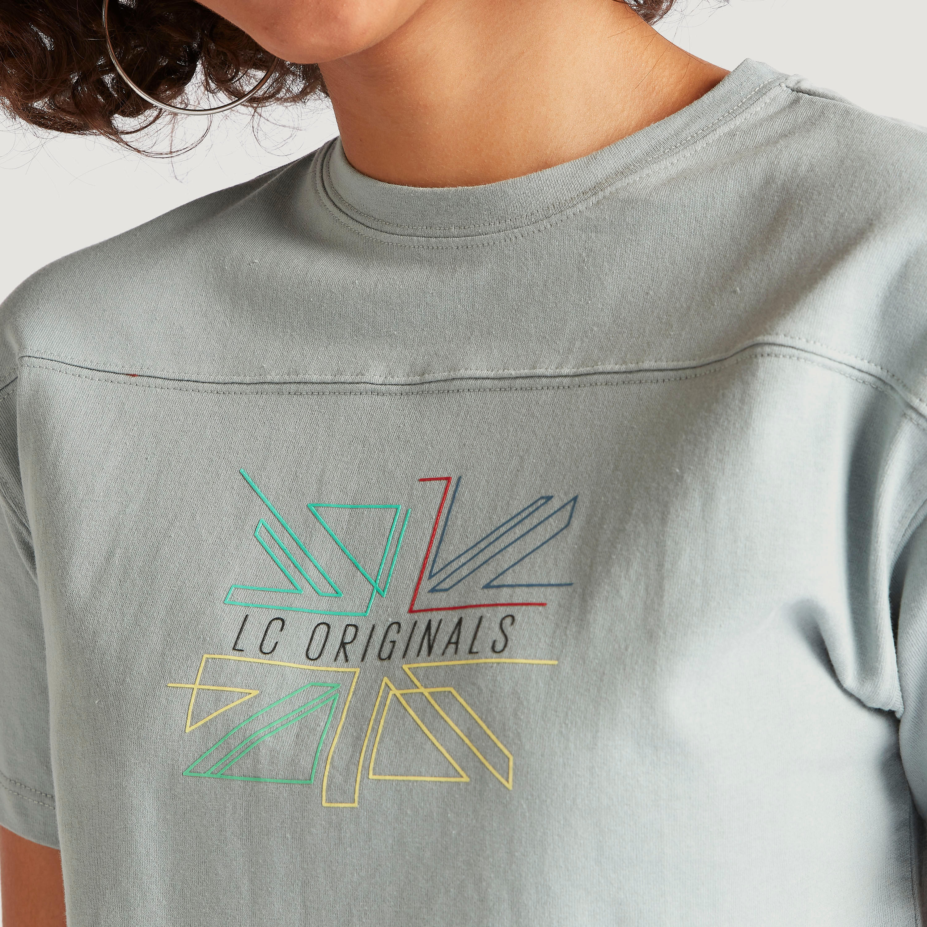 تيشيرت بياقة ضيّقة وأكمام قصيرة وطبعات من لي كوبر-women-clothing-tshirts-image-3