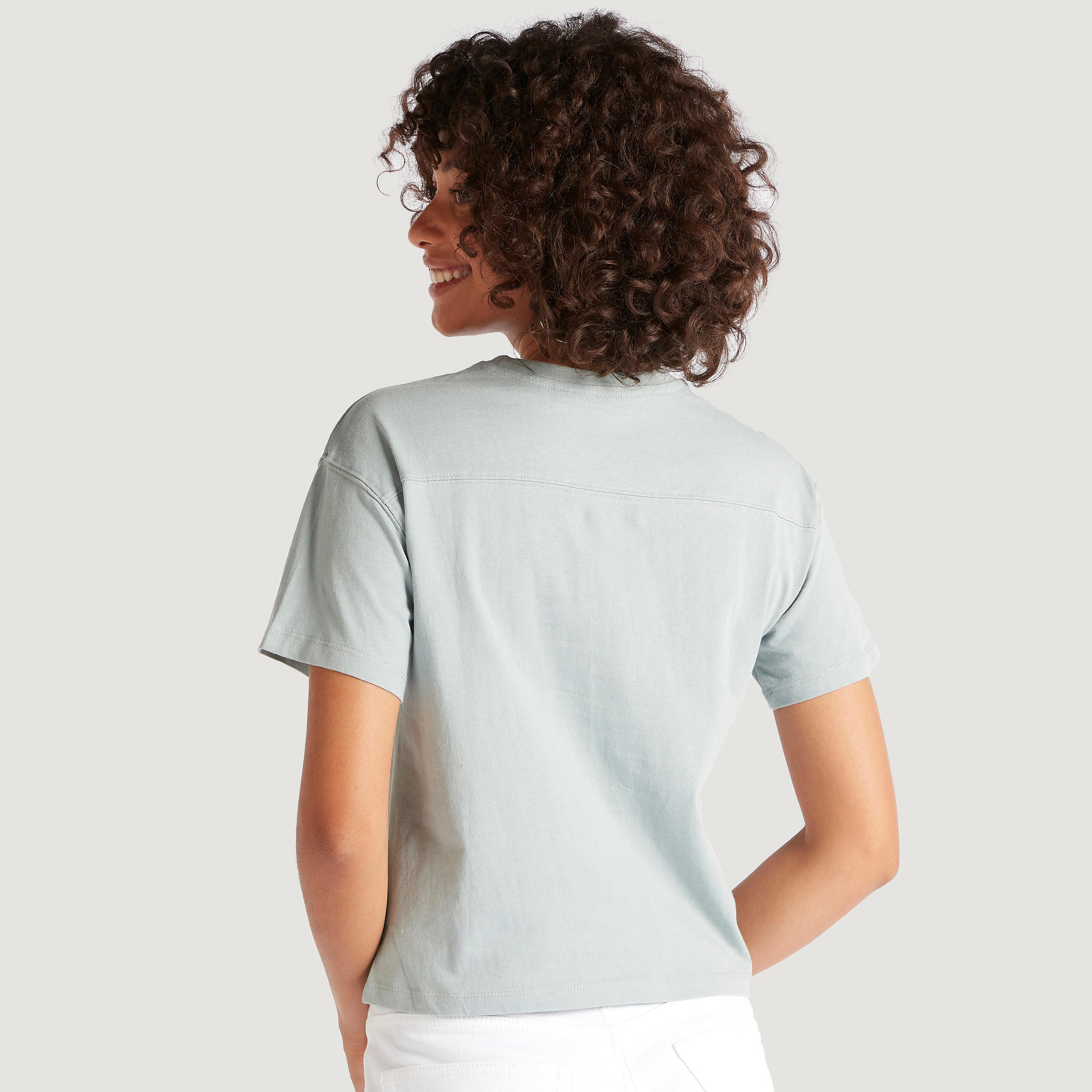 تيشيرت بياقة ضيّقة وأكمام قصيرة وطبعات من لي كوبر-women-clothing-tshirts-image-4