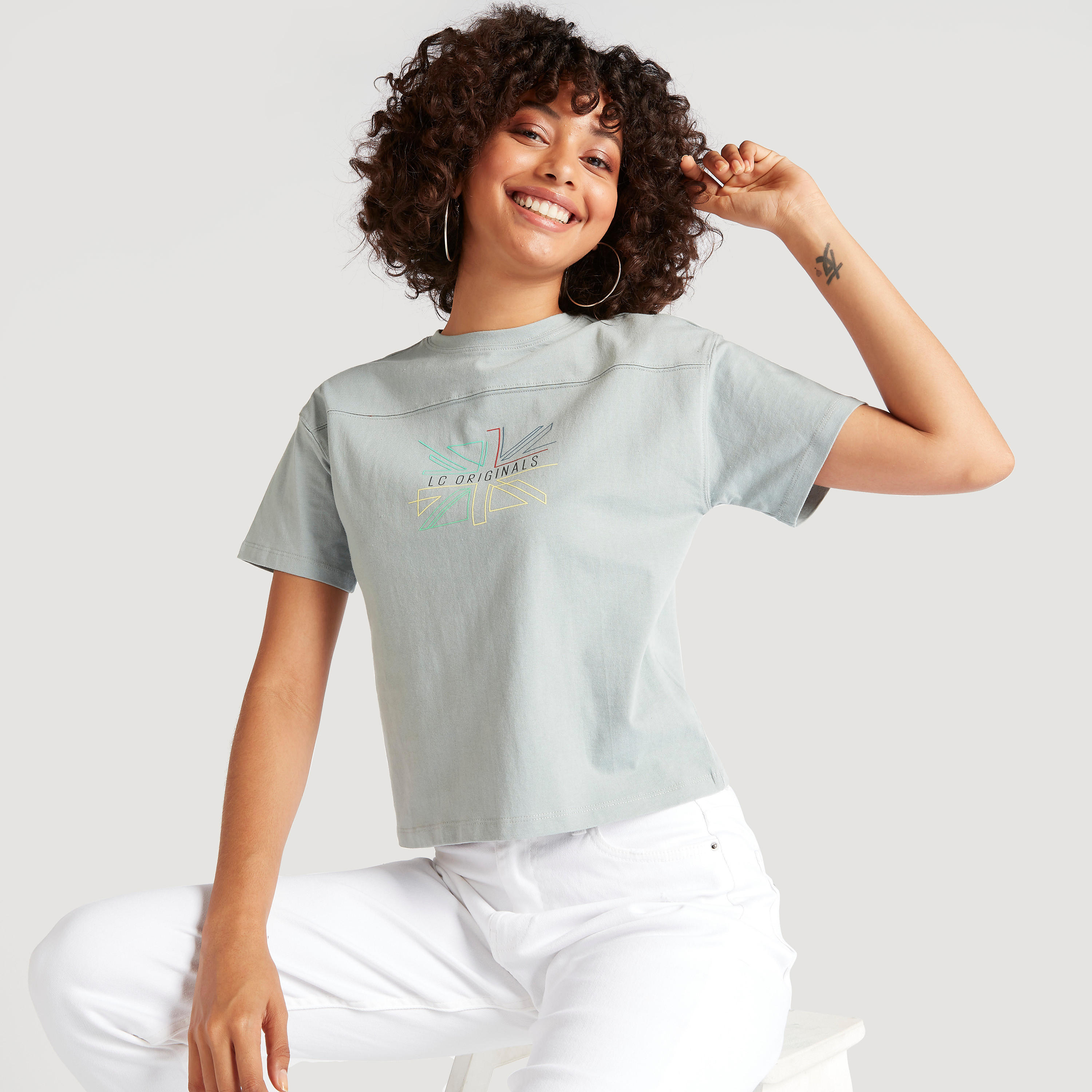 تيشيرت بياقة ضيّقة وأكمام قصيرة وطبعات من لي كوبر-women-clothing-tshirts-image-5