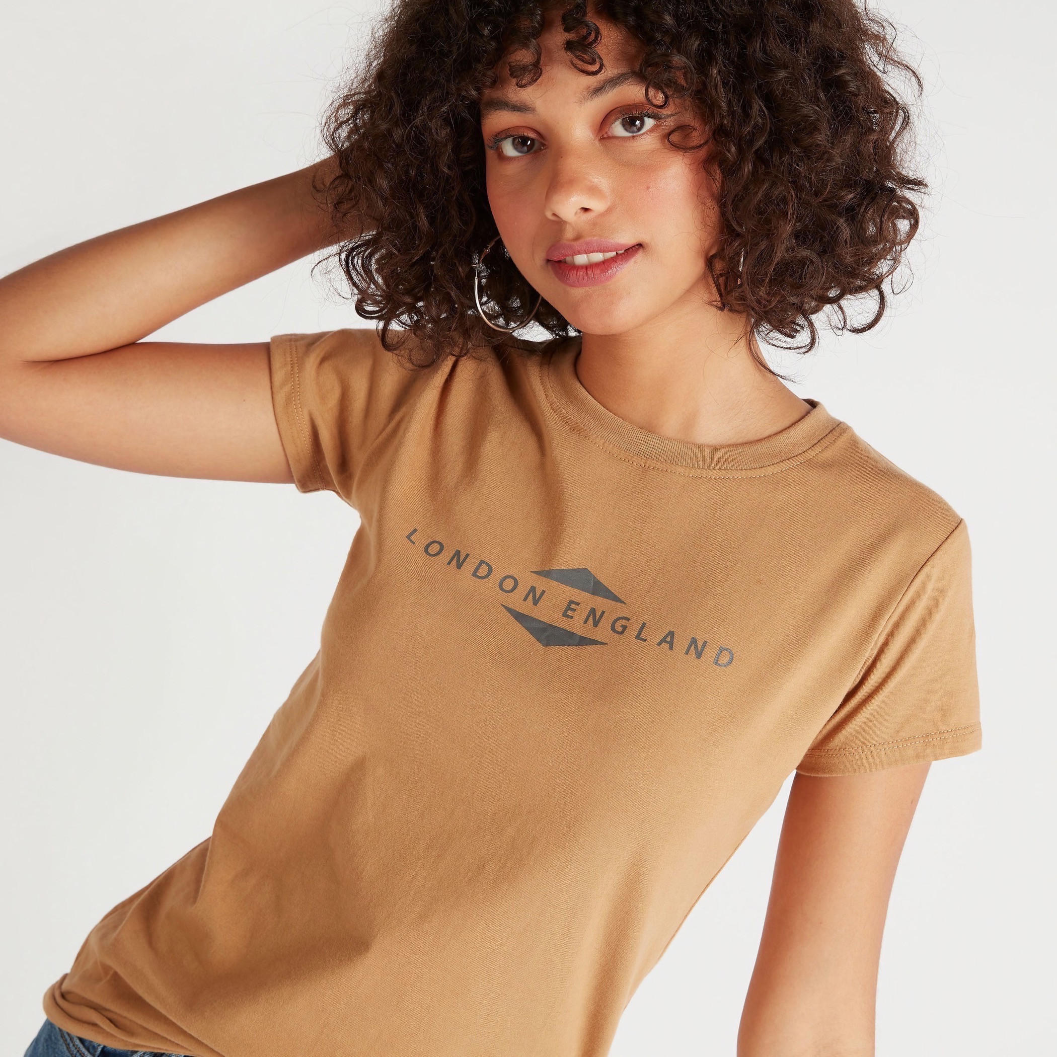 تيشيرت سادة بياقة ضيّقة وأكمام كاب من لي كوبر-women-clothing-tshirts-image-3
