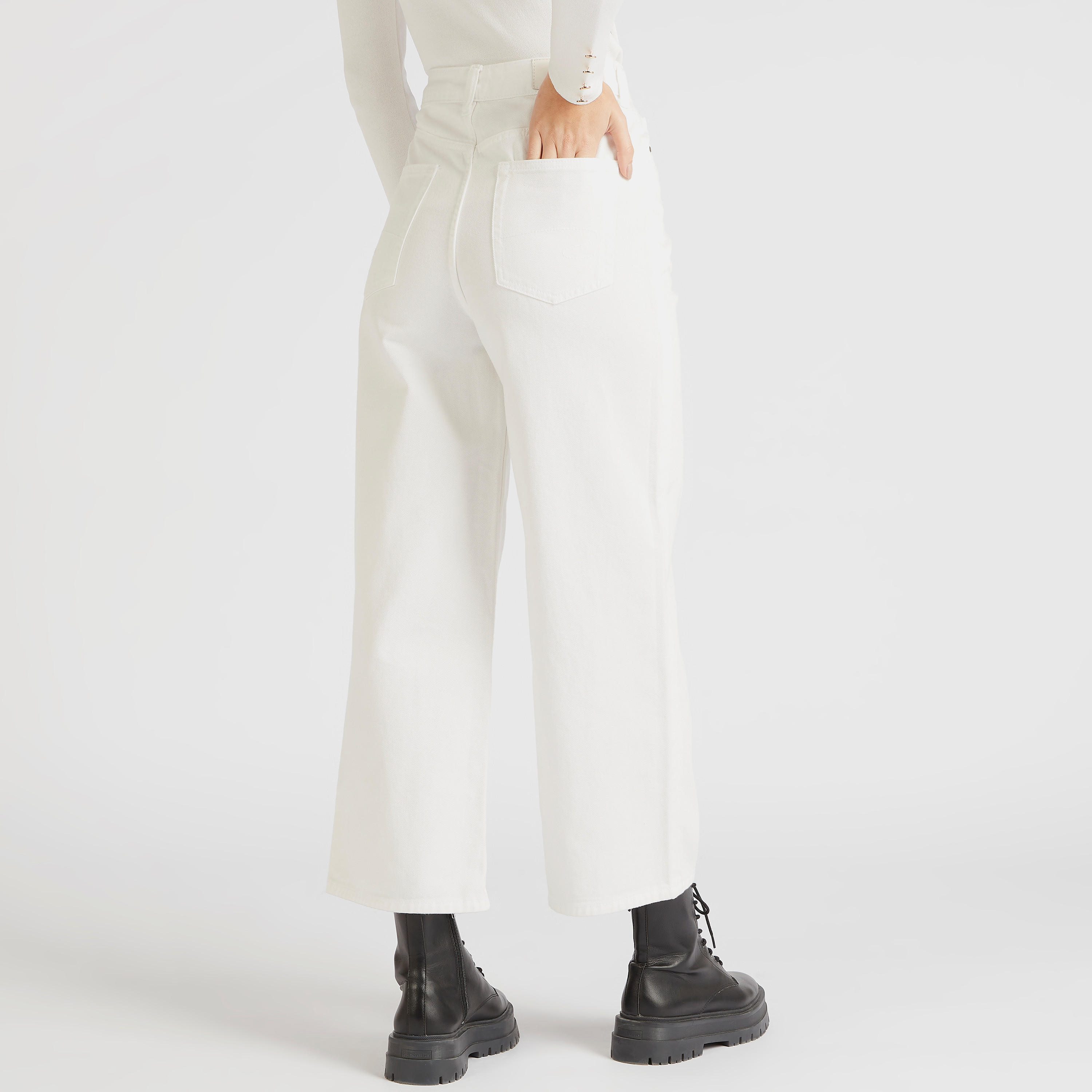 بنطلون جينز دنيم سادة بخصر مرتفع مع زر إغلاق وجيوب من لي كوبر-women-clothing-bottoms-jeans-image-2