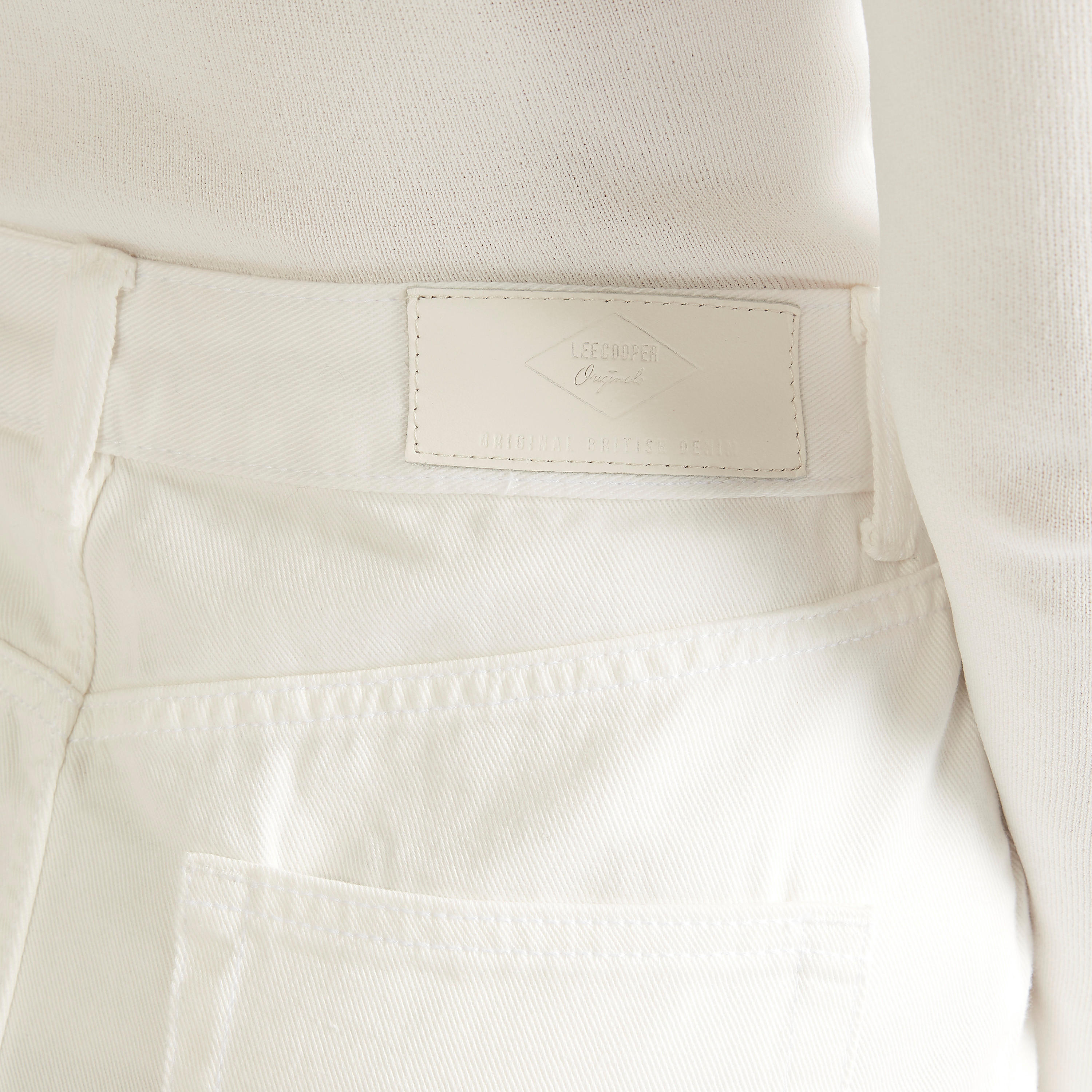 بنطلون جينز دنيم سادة بخصر مرتفع مع زر إغلاق وجيوب من لي كوبر-women-clothing-bottoms-jeans-image-1