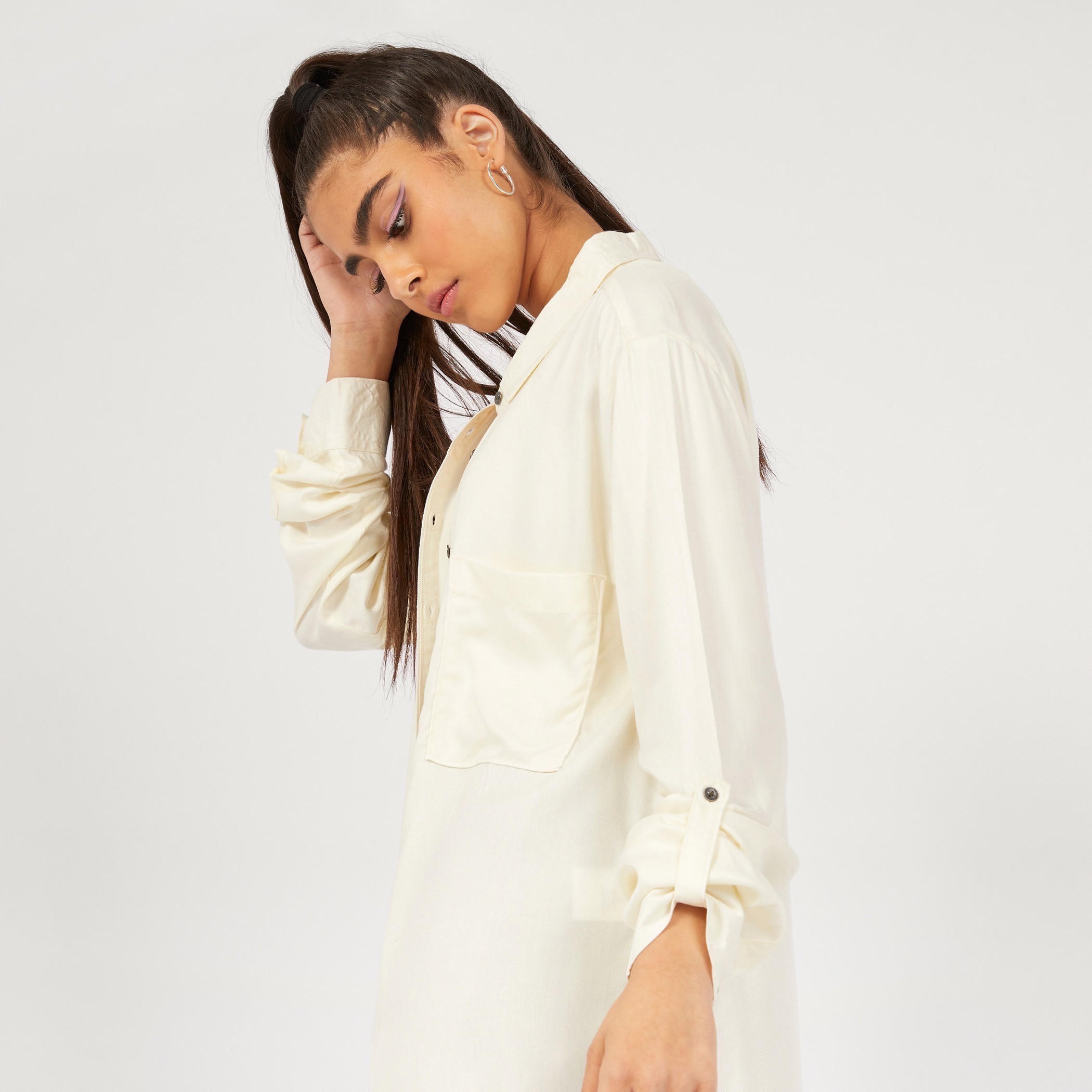 قميص سادة بأكمام طويلة وجيب على الصدر من لي كوبر-women-clothing-shirtsandblouses-shirts-image-3