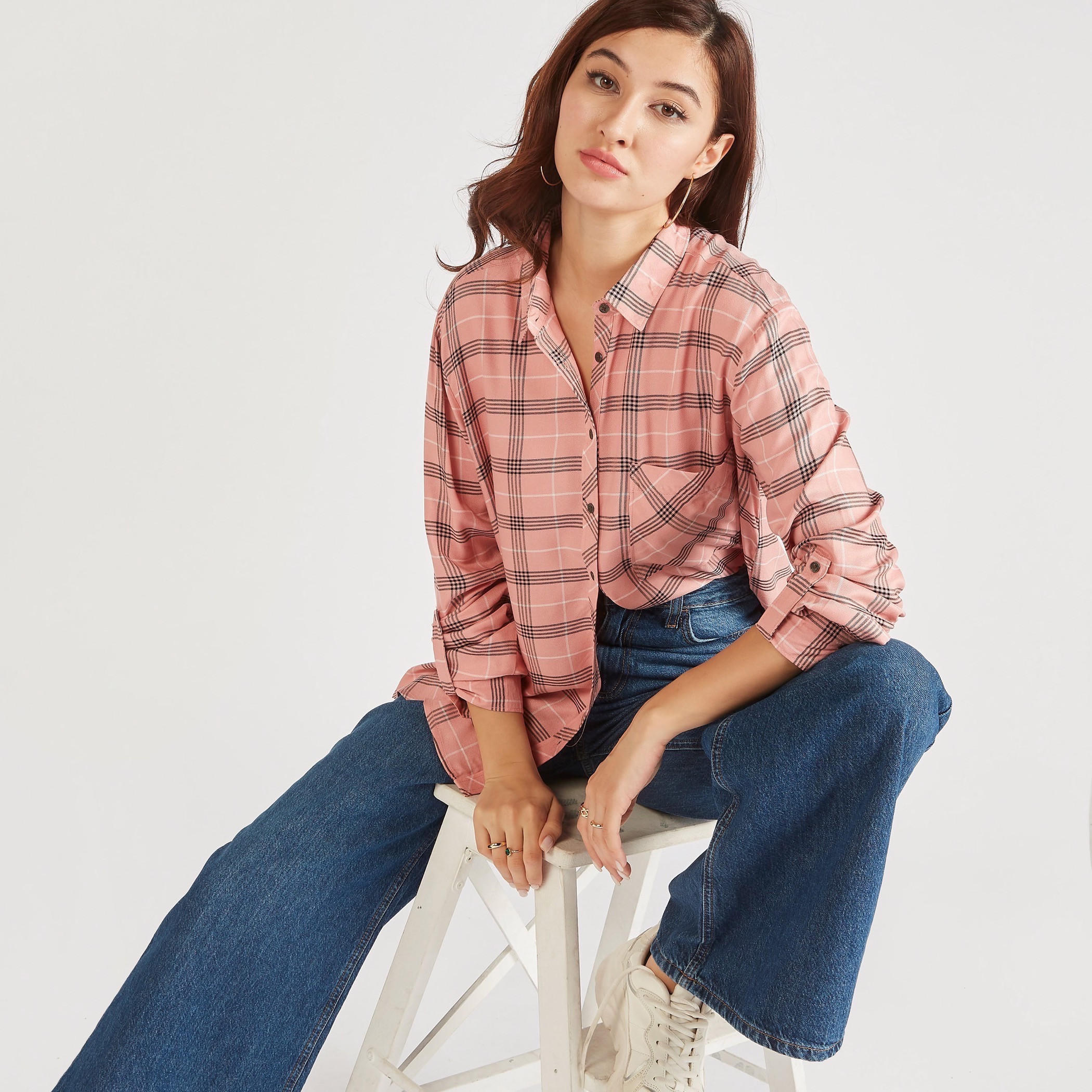 قميص كاروهات بأزرار وأكمام طويلة وجيب على الصدر من لي كوبر-women-clothing-shirtsandblouses-shirts-image-1