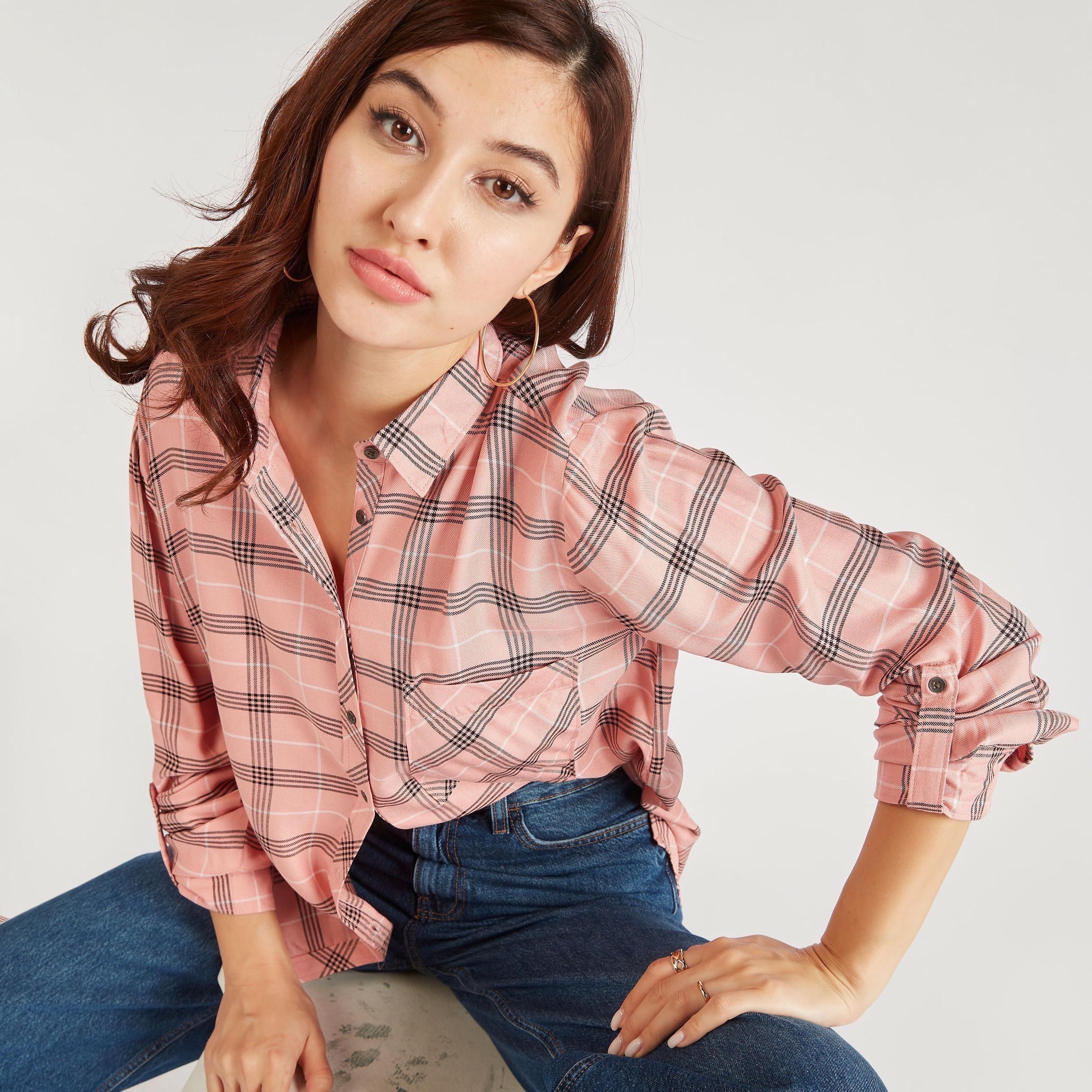 قميص كاروهات بأزرار وأكمام طويلة وجيب على الصدر من لي كوبر-women-clothing-shirtsandblouses-shirts-image-3