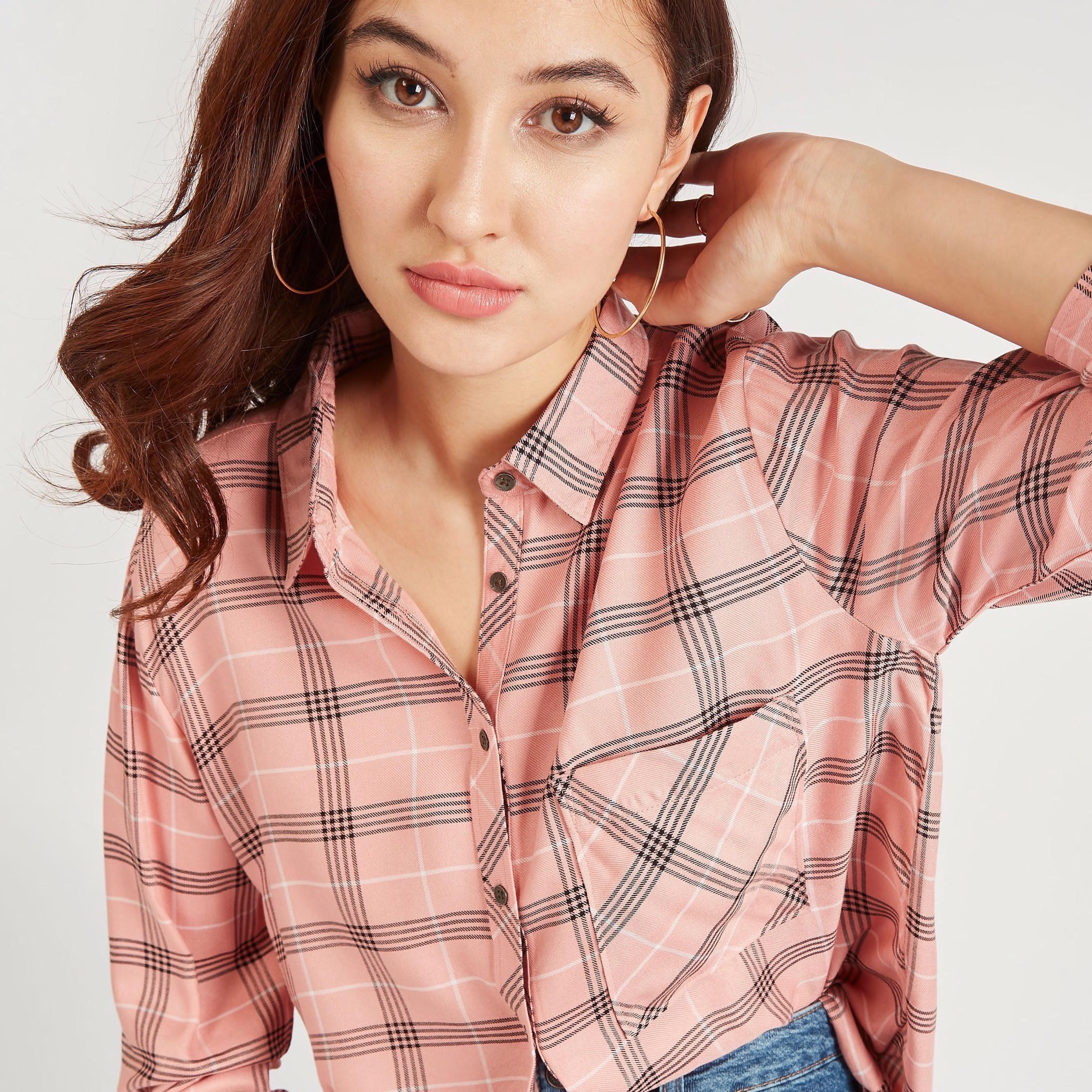 قميص كاروهات بأزرار وأكمام طويلة وجيب على الصدر من لي كوبر-women-clothing-shirtsandblouses-shirts-image-5