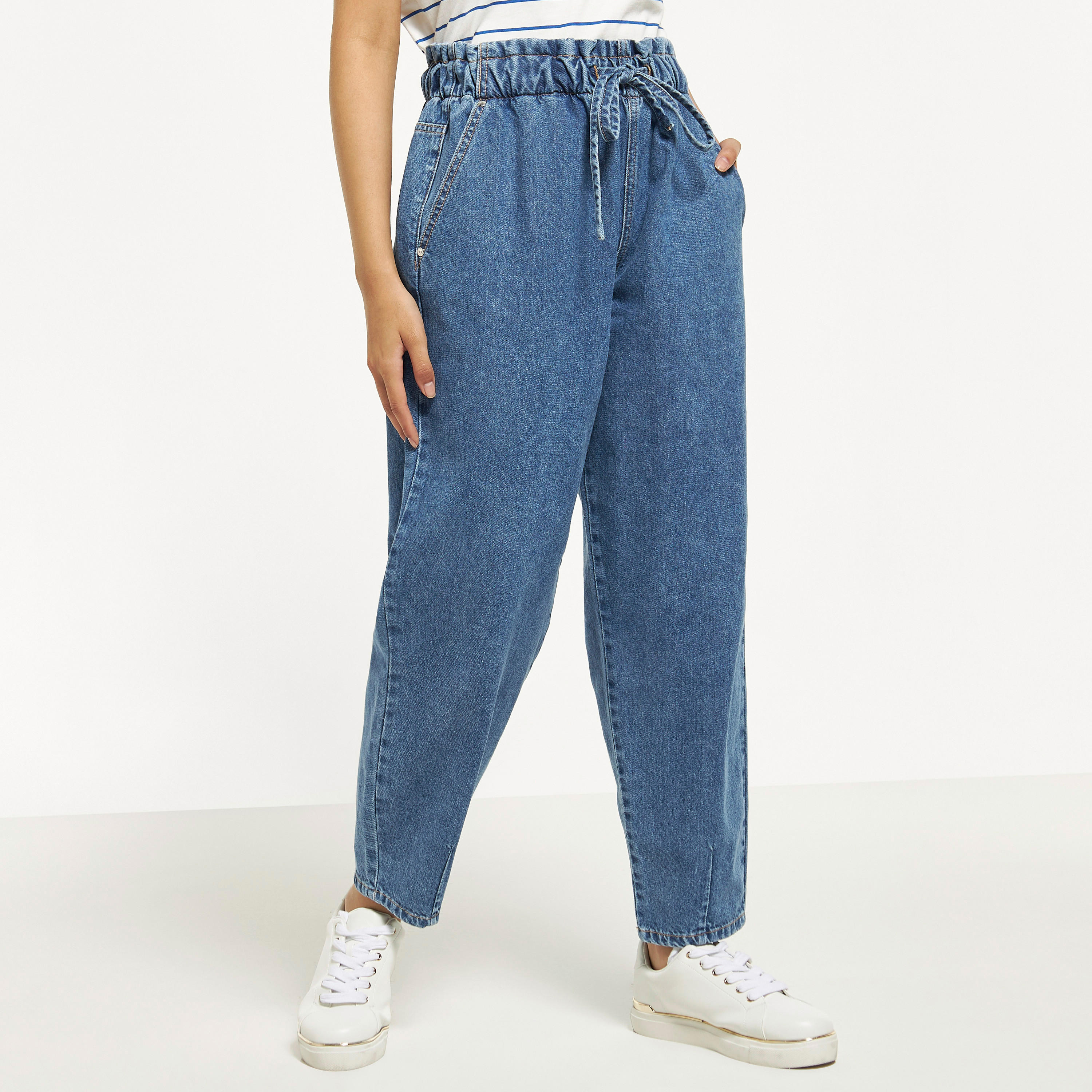 بنطلون جينز سلوشي سادة بقصة مريحة وخصر مطاطي برباط-women-clothing-bottoms-jeans-image-1