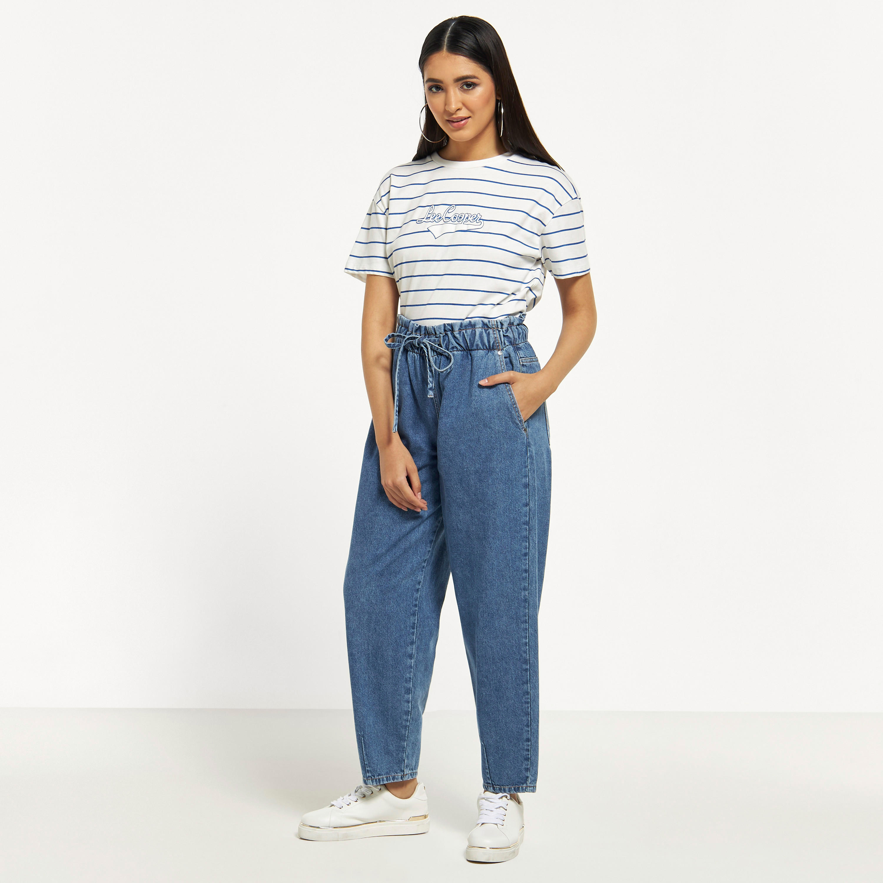 بنطلون جينز سلوشي سادة بقصة مريحة وخصر مطاطي برباط-women-clothing-bottoms-jeans-image-2