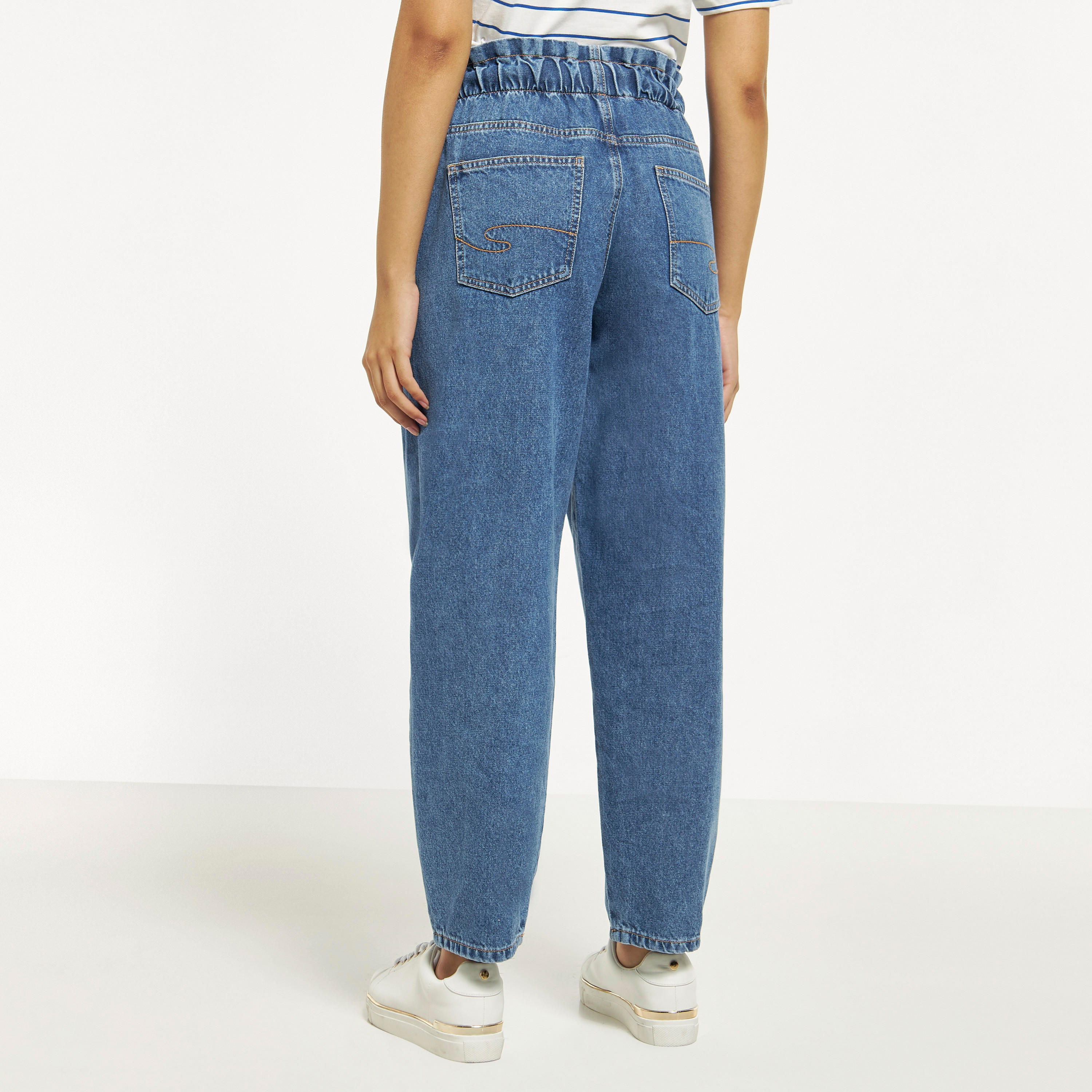 بنطلون جينز سلوشي سادة بقصة مريحة وخصر مطاطي برباط-women-clothing-bottoms-jeans-image-3