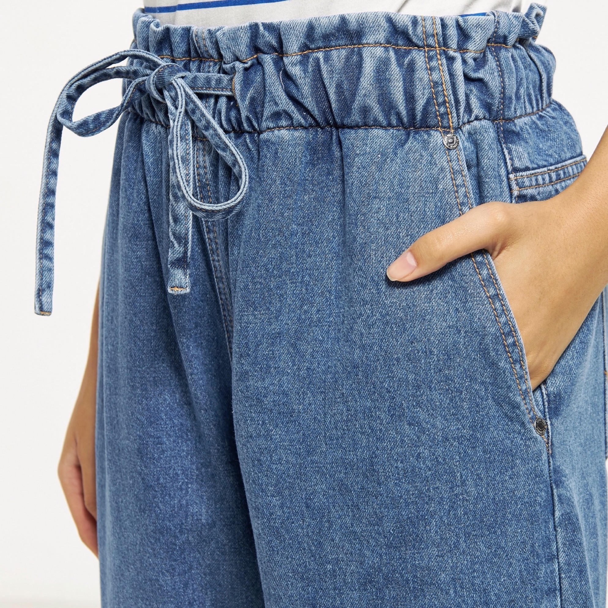 بنطلون جينز سلوشي سادة بقصة مريحة وخصر مطاطي برباط-women-clothing-bottoms-jeans-image-4