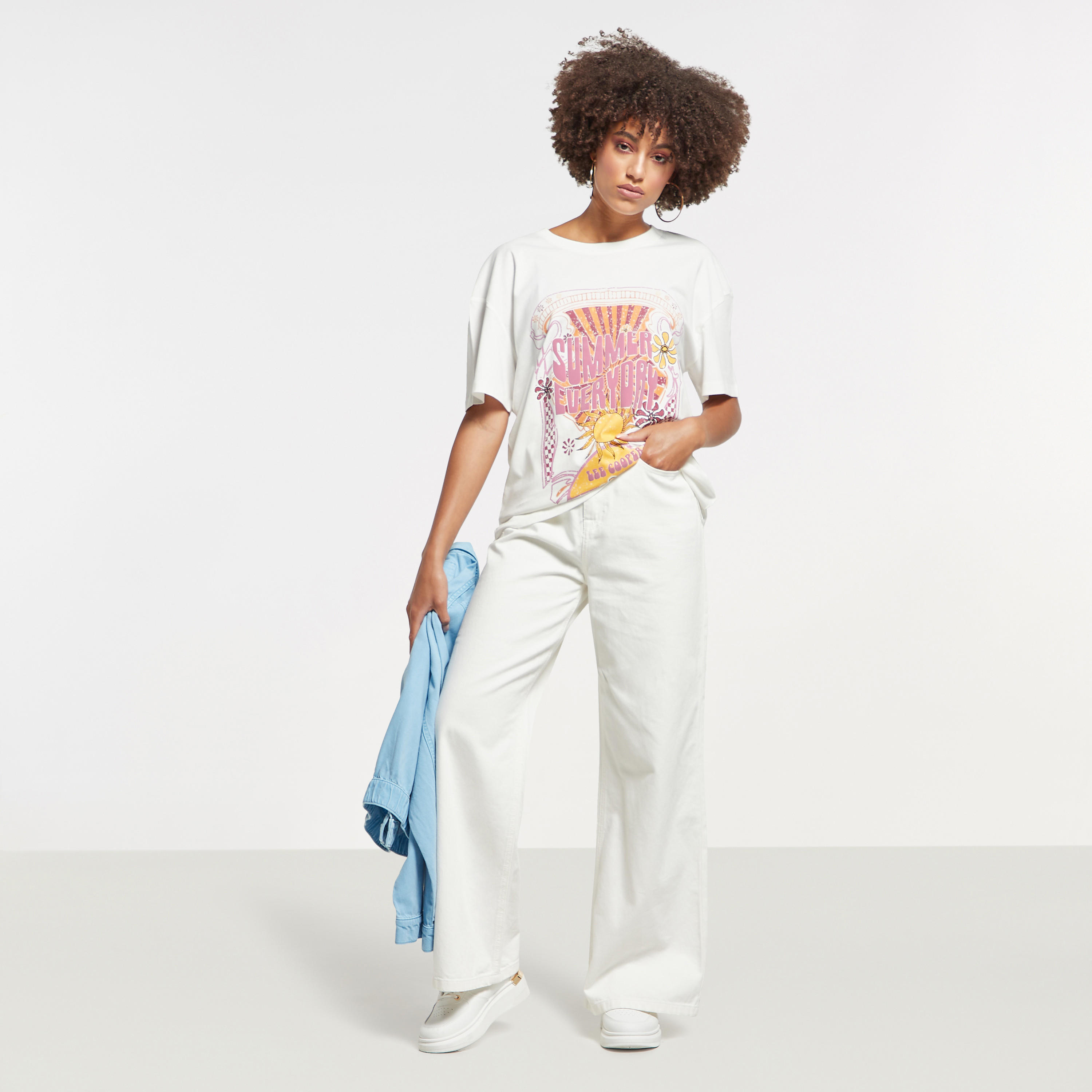 تيشيرت فضفاض بأكمام قصيرة وطبعات من لي كوبر-women-clothing-tshirts-image-3