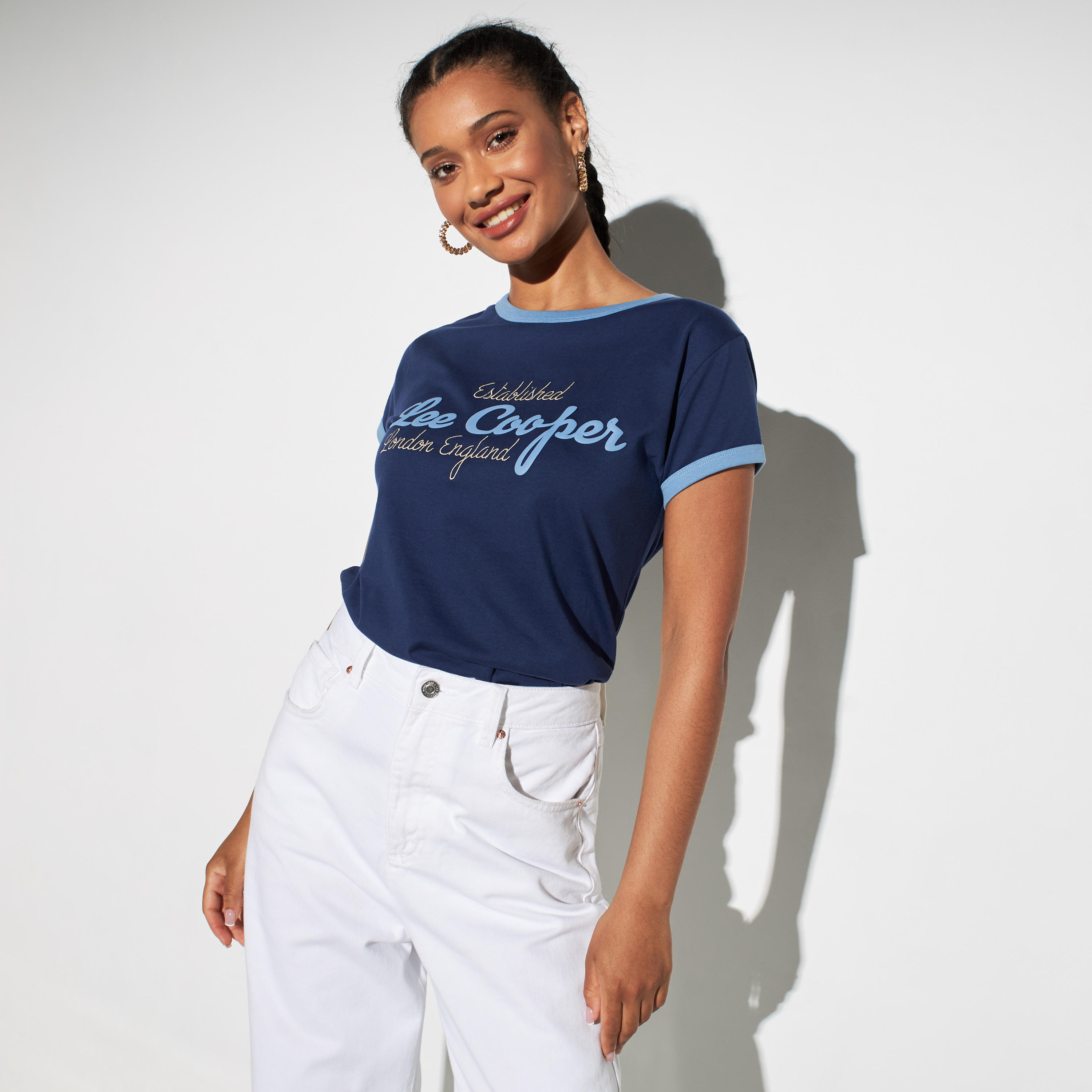 تيشيرت بياقة مستديرة وأكمام قصيرة وطبعات شعار من لي كوبر-women-clothing-tshirts-image-1