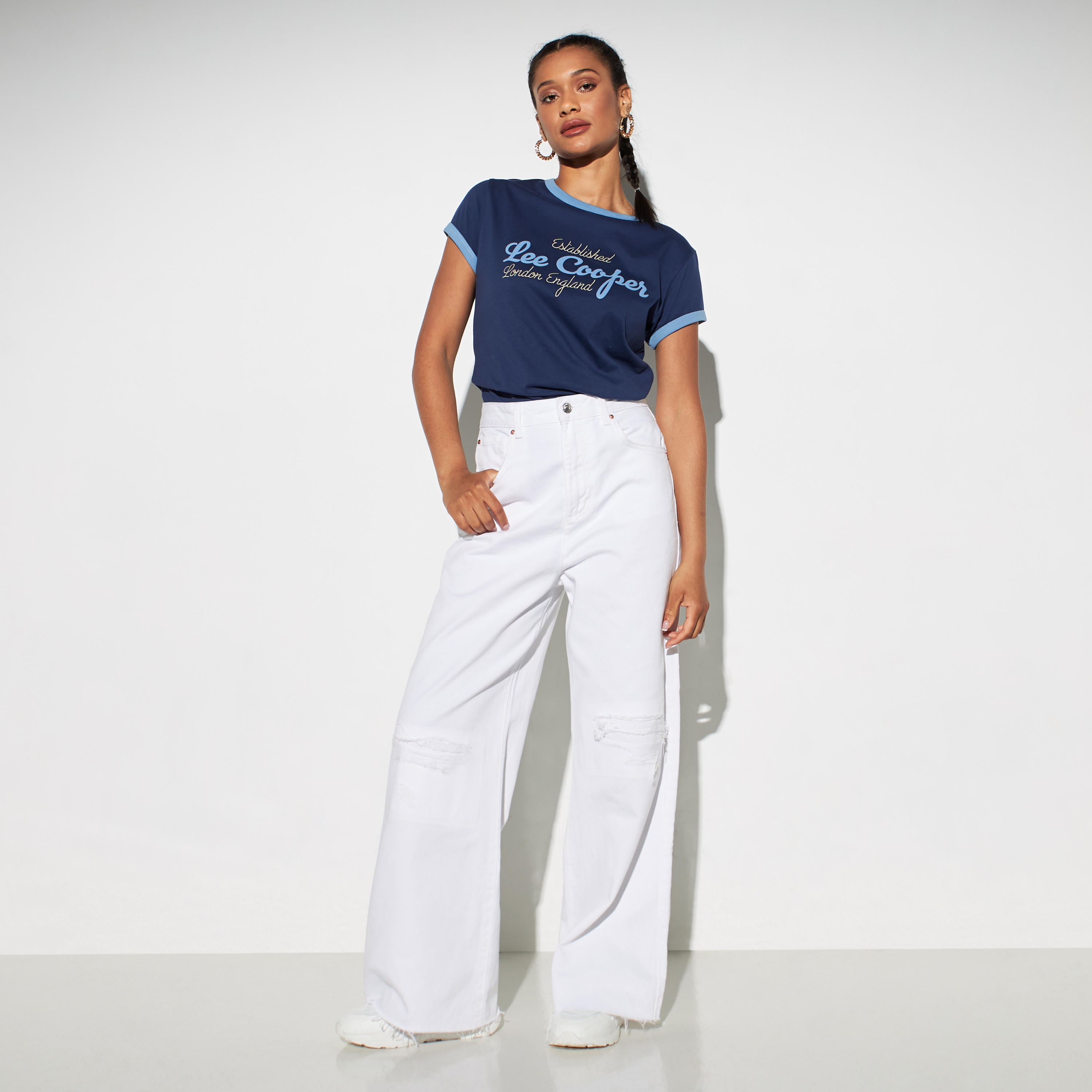 تيشيرت بياقة مستديرة وأكمام قصيرة وطبعات شعار من لي كوبر-women-clothing-tshirts-image-2