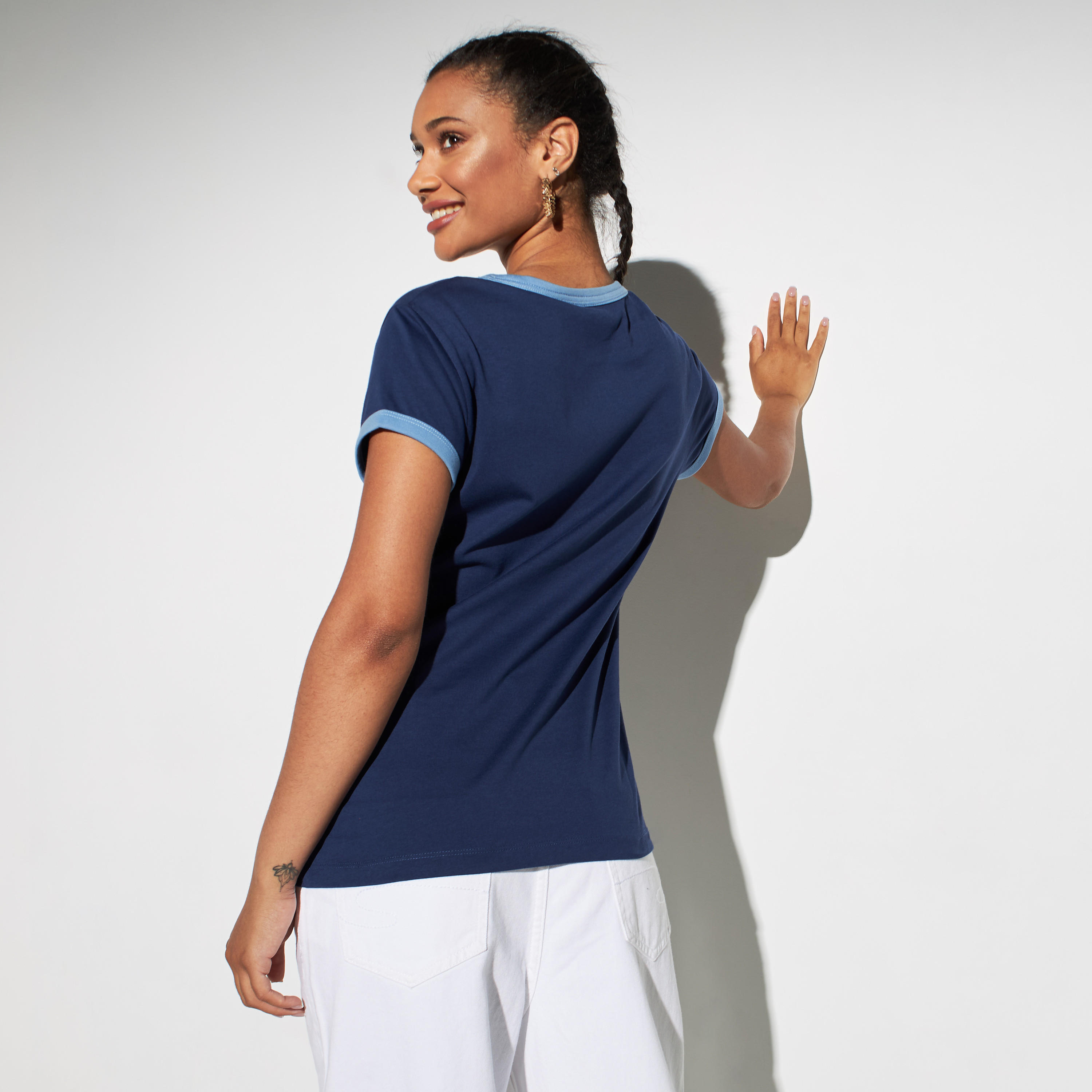 تيشيرت بياقة مستديرة وأكمام قصيرة وطبعات شعار من لي كوبر-women-clothing-tshirts-image-3