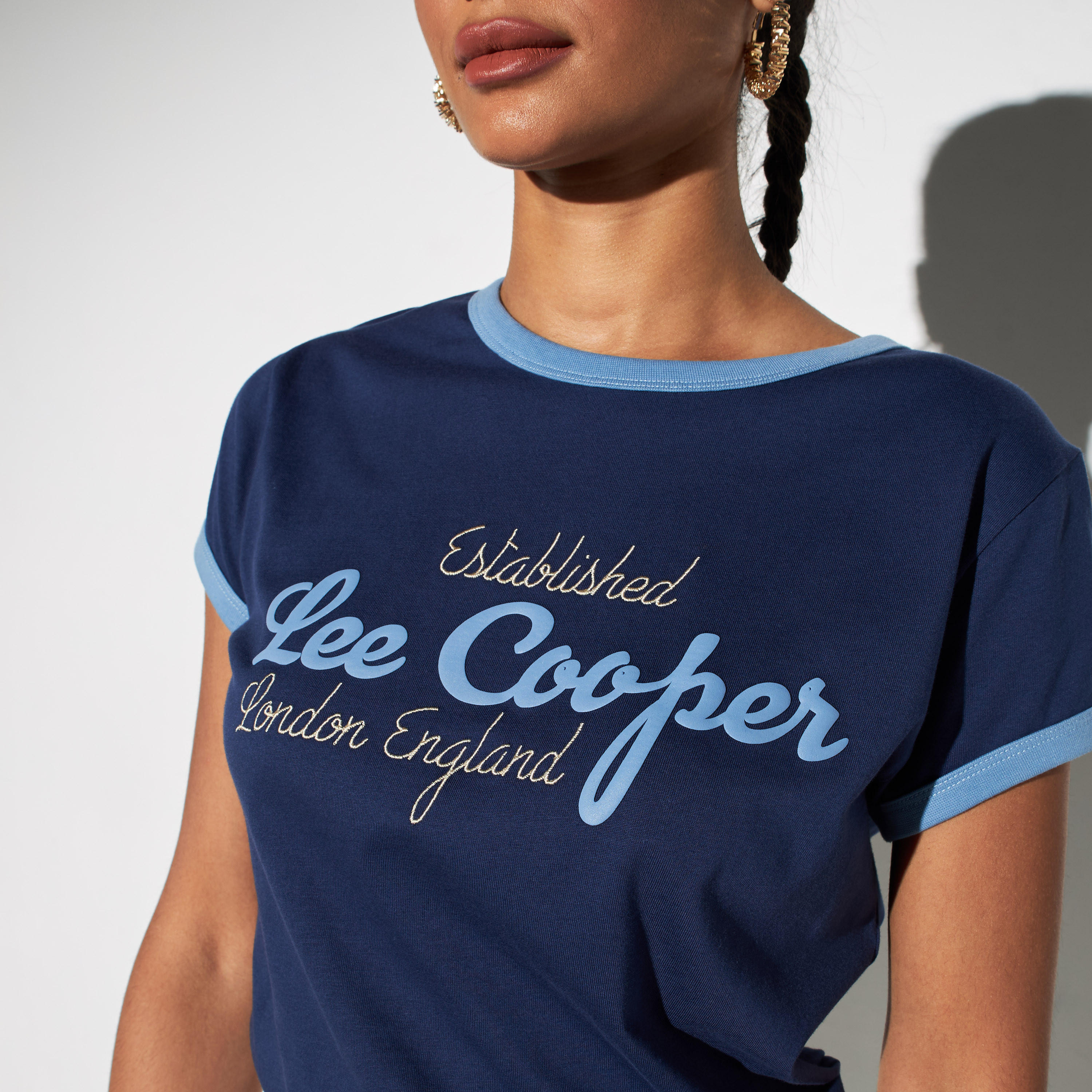 تيشيرت بياقة مستديرة وأكمام قصيرة وطبعات شعار من لي كوبر-women-clothing-tshirts-image-4