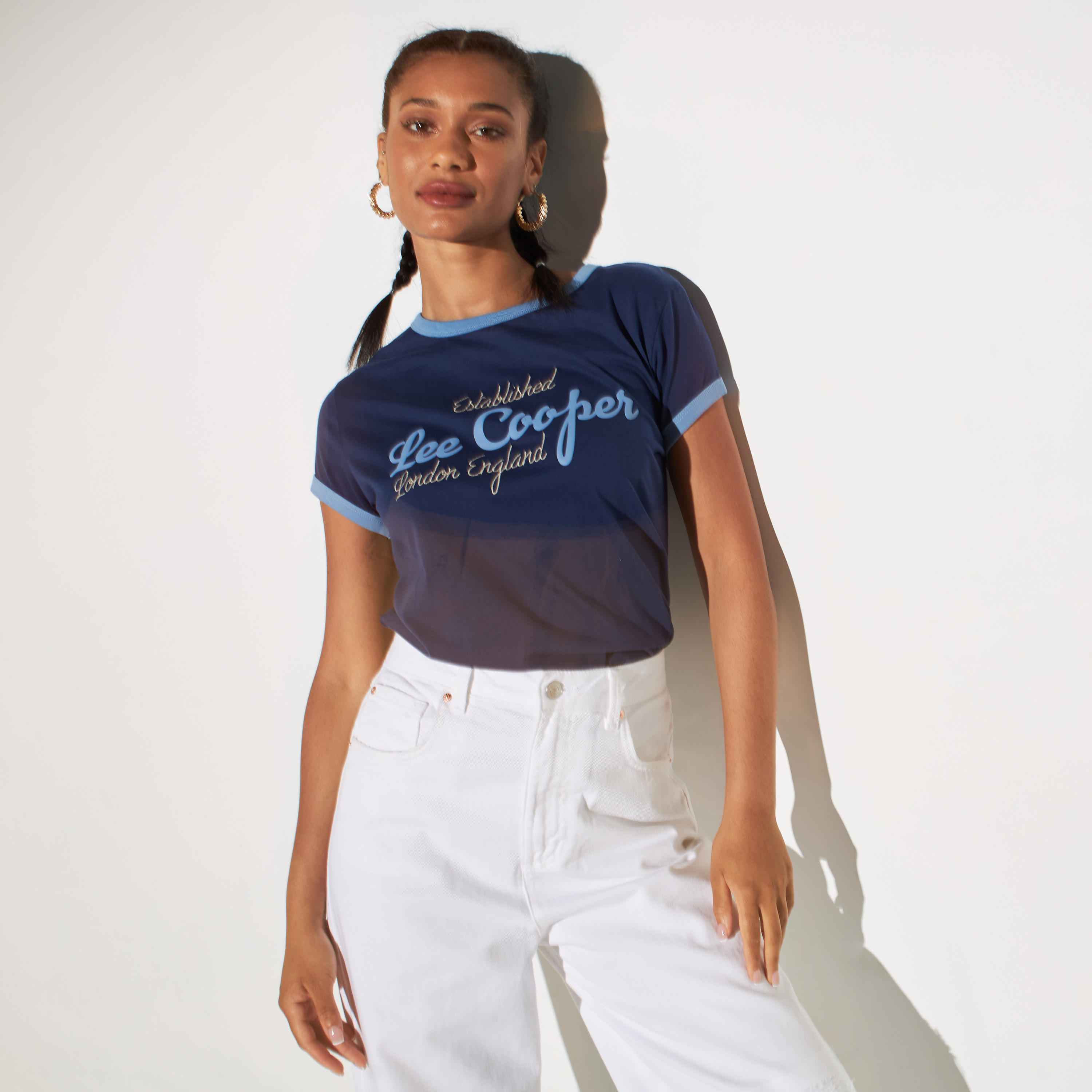 تيشيرت بياقة مستديرة وأكمام قصيرة وطبعات شعار من لي كوبر-women-clothing-tshirts-image-5