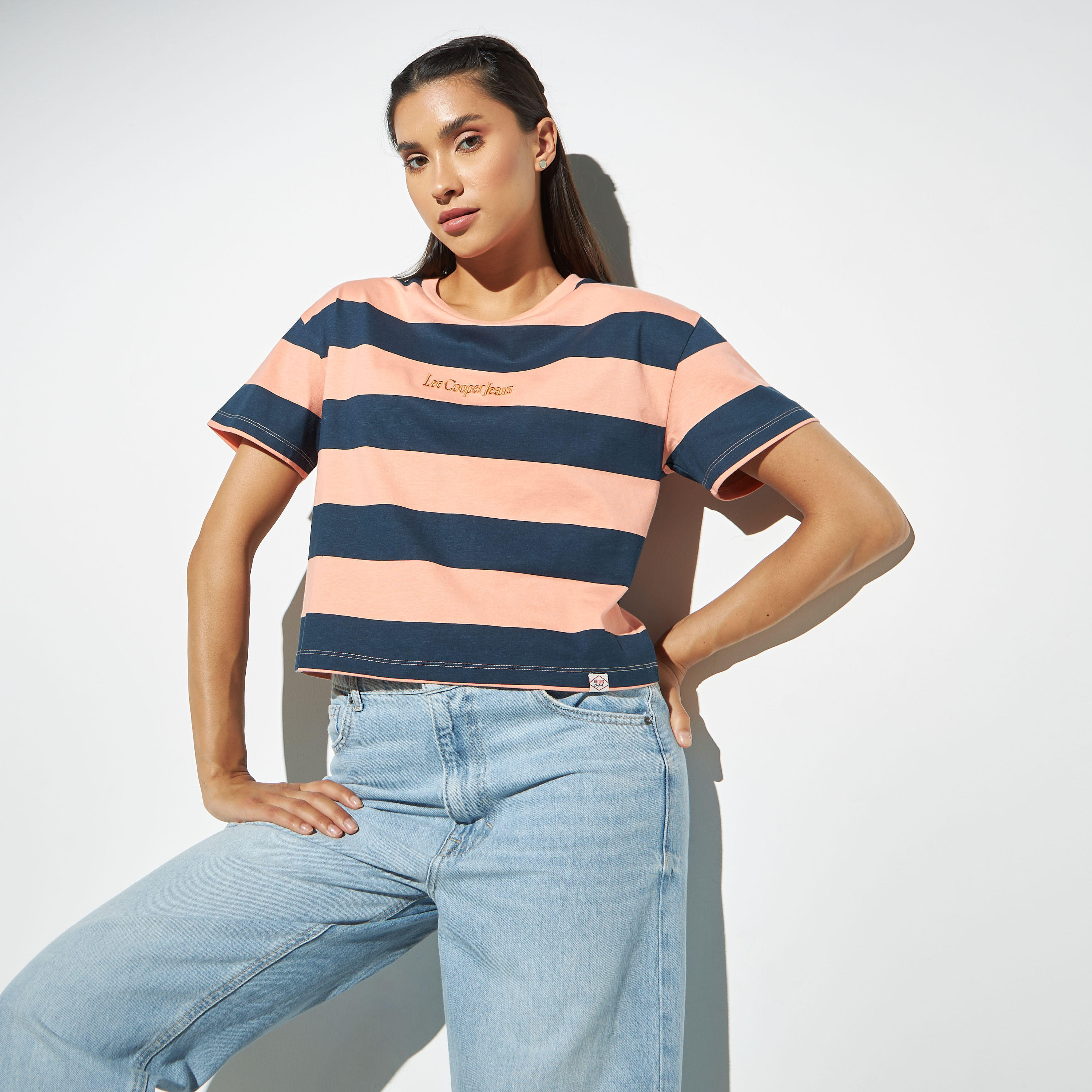تيشيرت مقلم بأكمام قصيرة وياقة مستديرة من لي كوبر-women-clothing-tshirts-image-1