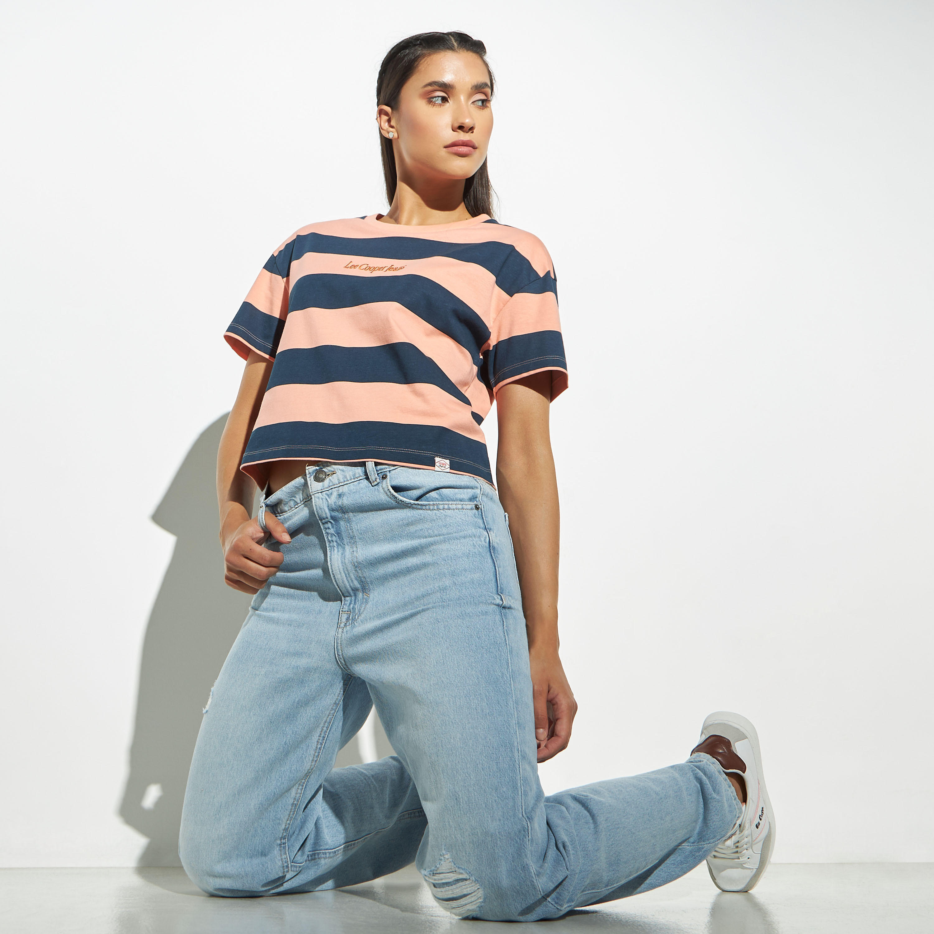 تيشيرت مقلم بأكمام قصيرة وياقة مستديرة من لي كوبر-women-clothing-tshirts-image-2