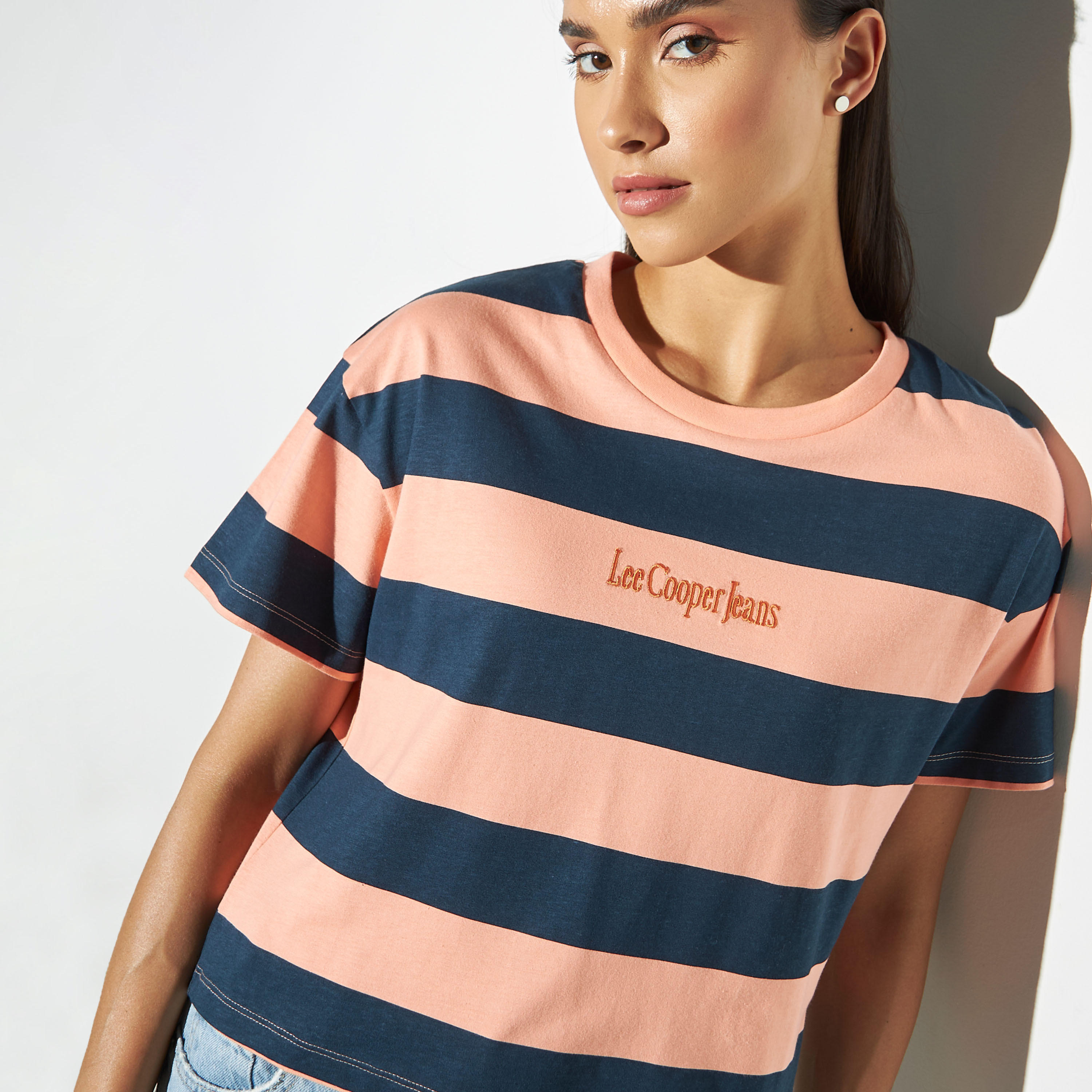 تيشيرت مقلم بأكمام قصيرة وياقة مستديرة من لي كوبر-women-clothing-tshirts-image-4