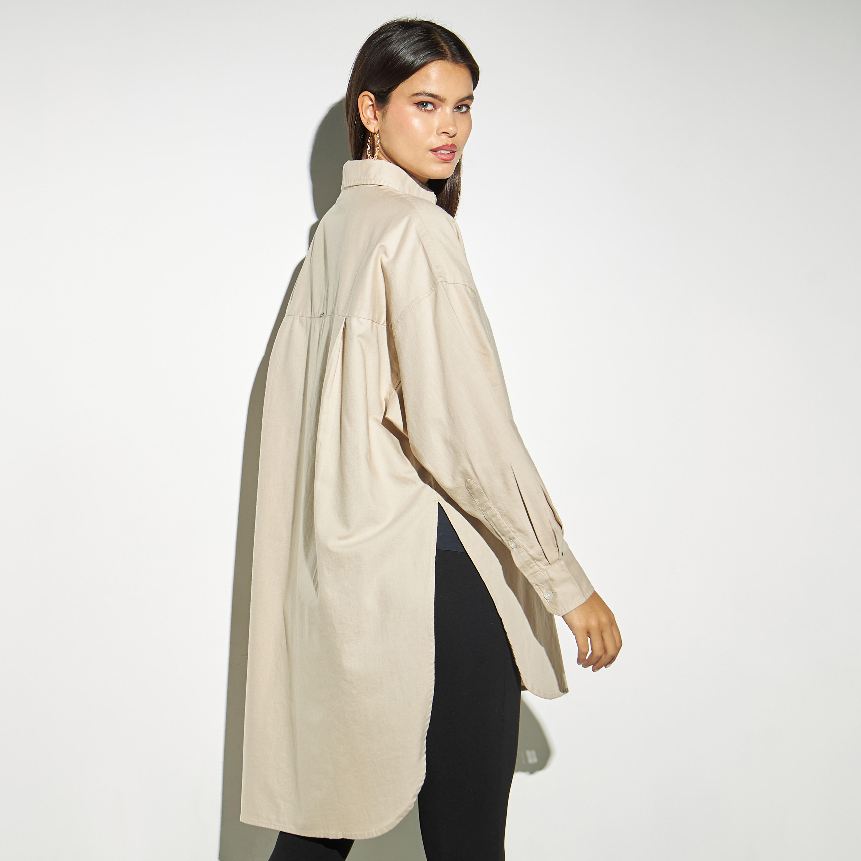 قميص أكسفورد قطن طويل بحواف غير مستوية وجيب من لي كوبر-women-clothing-shirtsandblouses-shirts-image-3