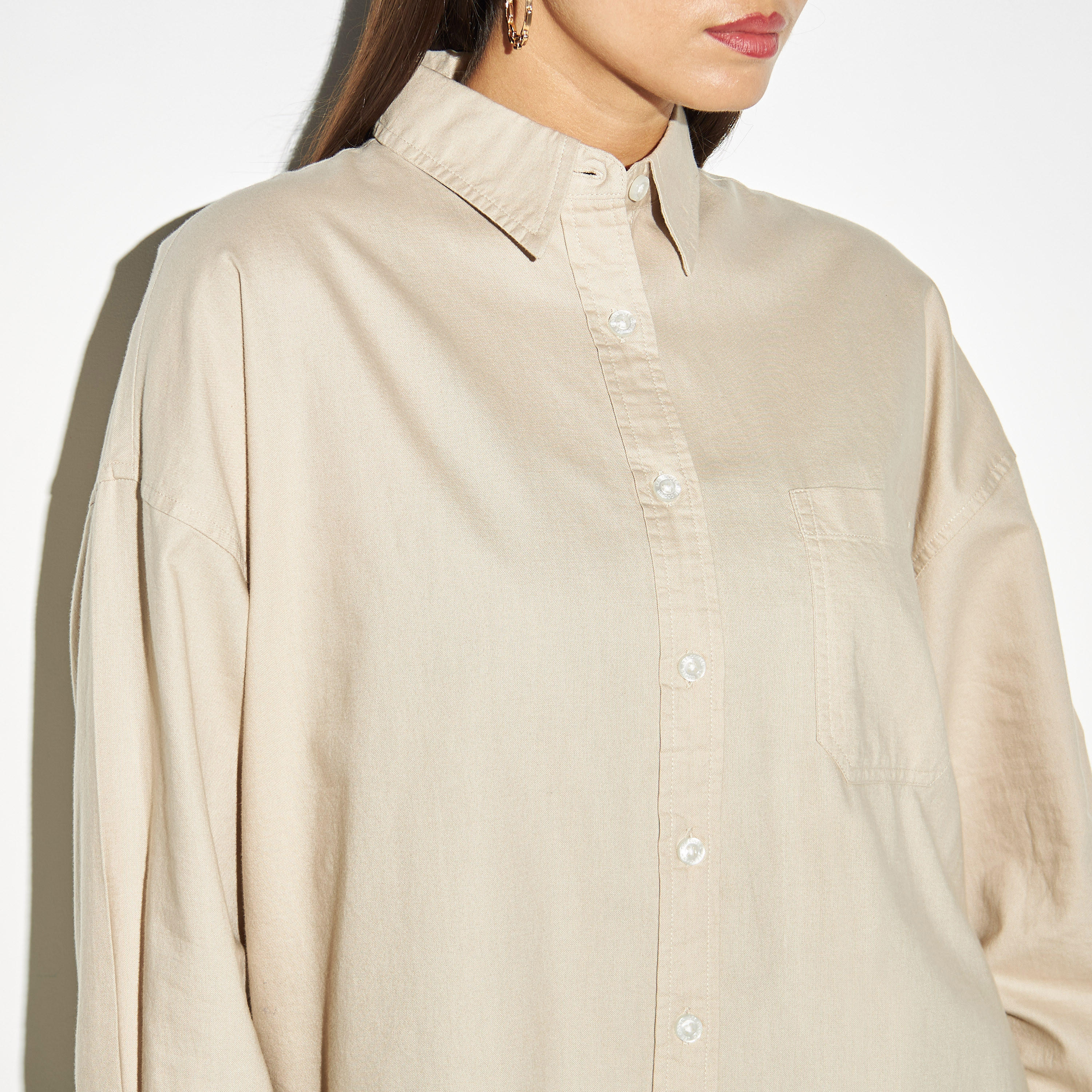 قميص أكسفورد قطن طويل بحواف غير مستوية وجيب من لي كوبر-women-clothing-shirtsandblouses-shirts-image-4
