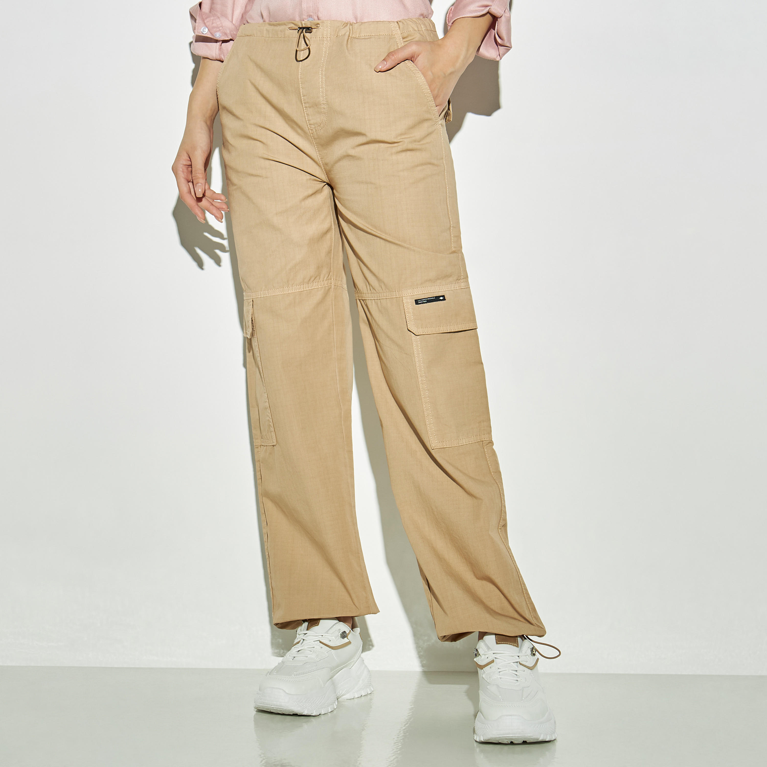بنطلون كارجو سادة واسع الساقين برباط إغلاق وجيوب من لي كوبر-women-clothing-bottoms-trousers-image-4