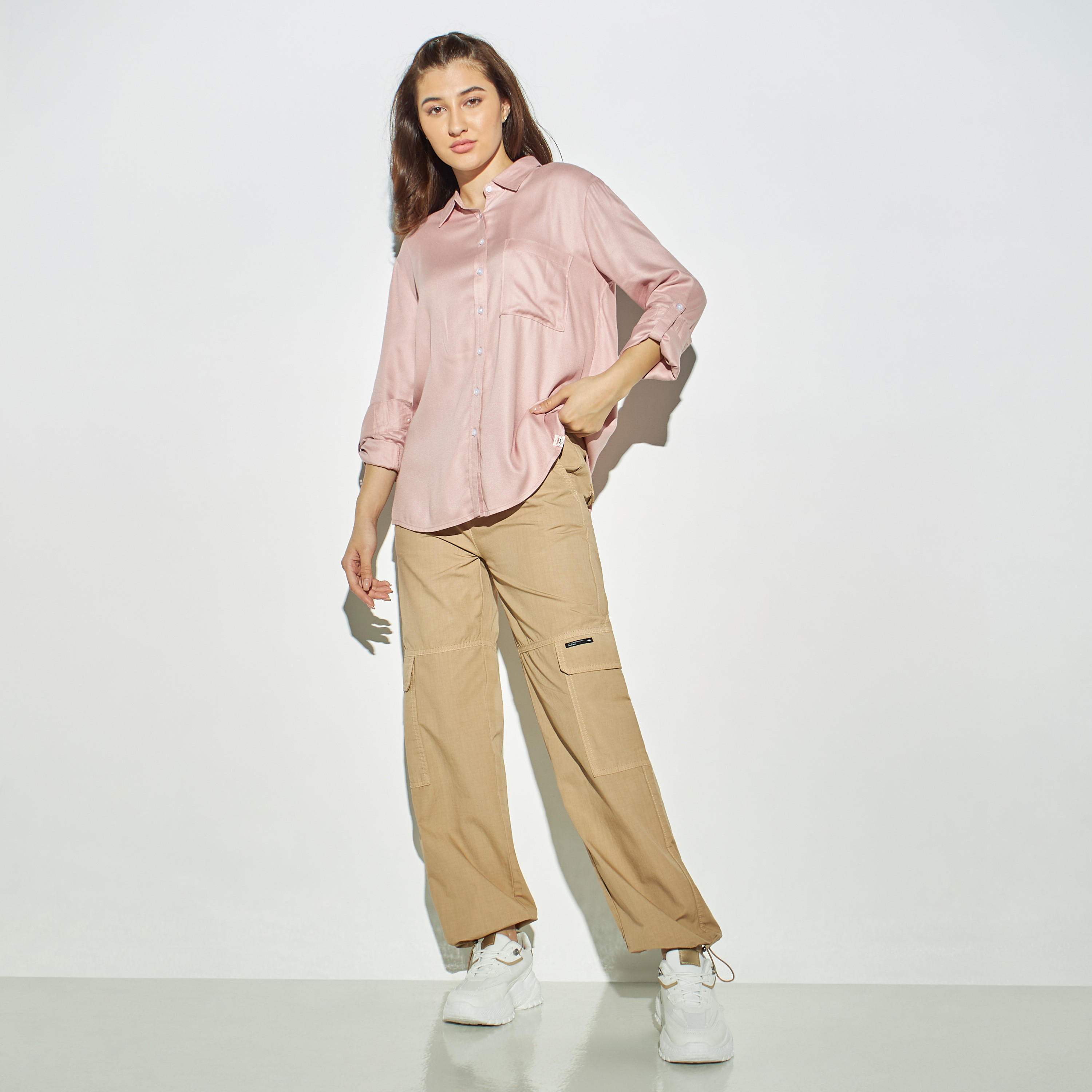 بنطلون كارجو سادة واسع الساقين برباط إغلاق وجيوب من لي كوبر-women-clothing-bottoms-trousers-image-3