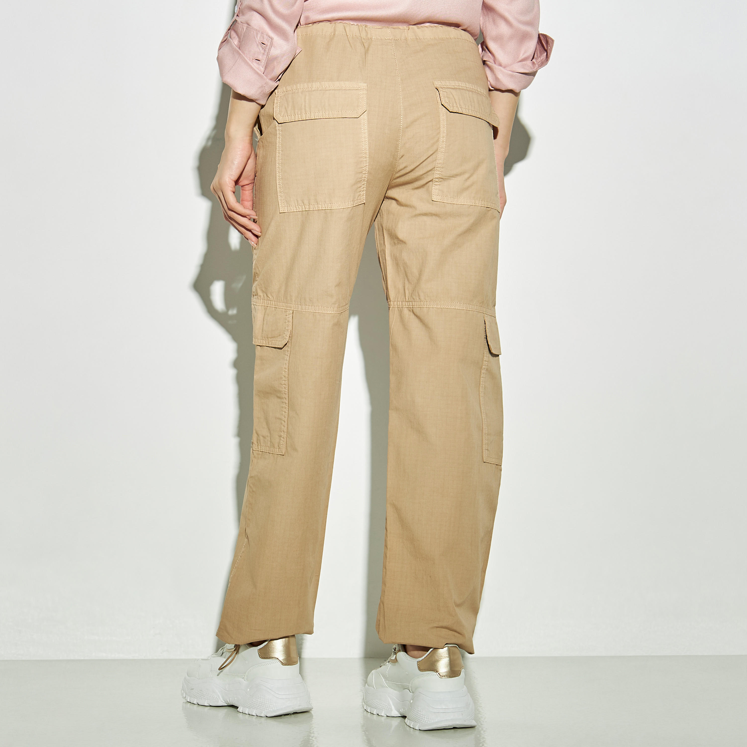 بنطلون كارجو سادة واسع الساقين برباط إغلاق وجيوب من لي كوبر-women-clothing-bottoms-trousers-image-2
