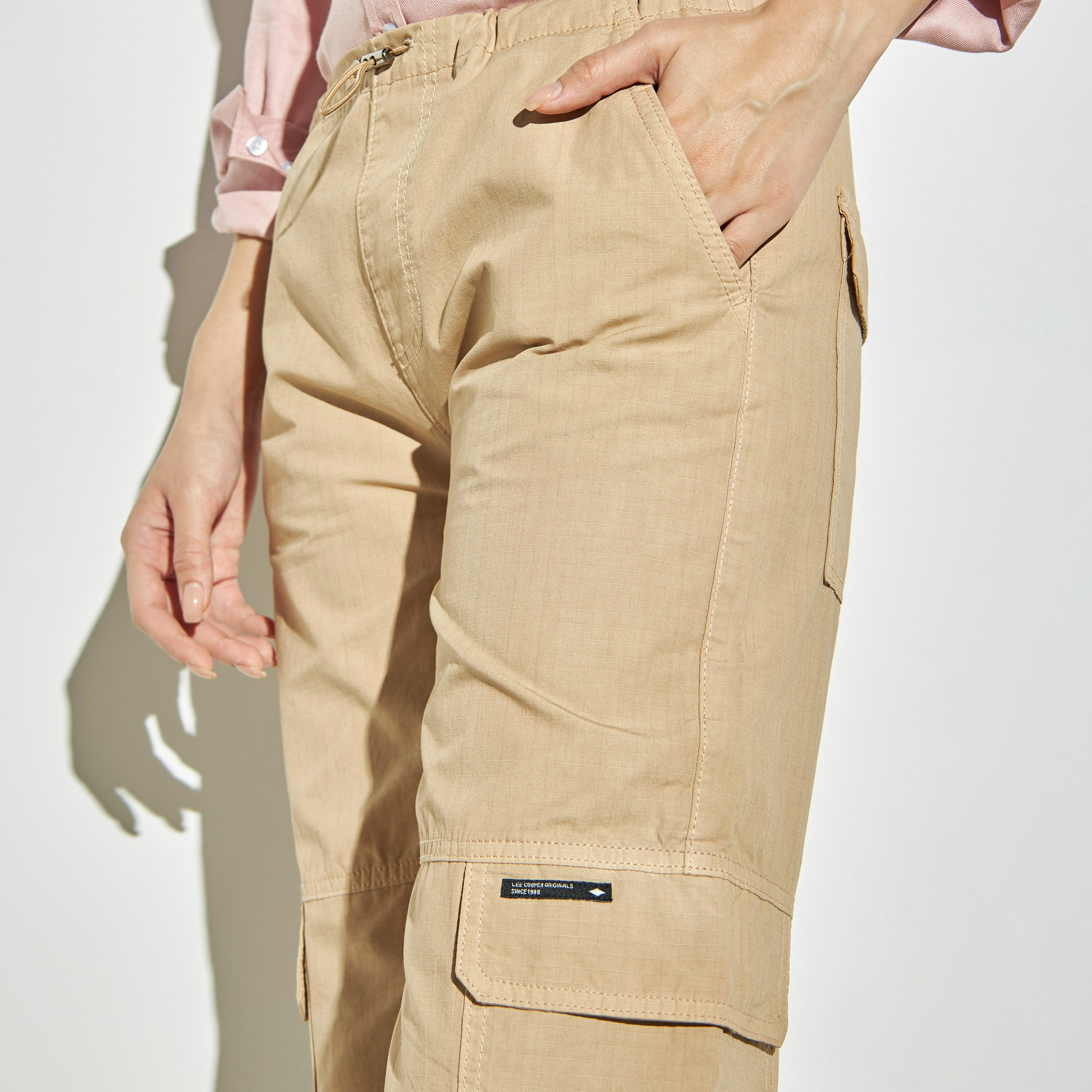 بنطلون كارجو سادة واسع الساقين برباط إغلاق وجيوب من لي كوبر-women-clothing-bottoms-trousers-image-1